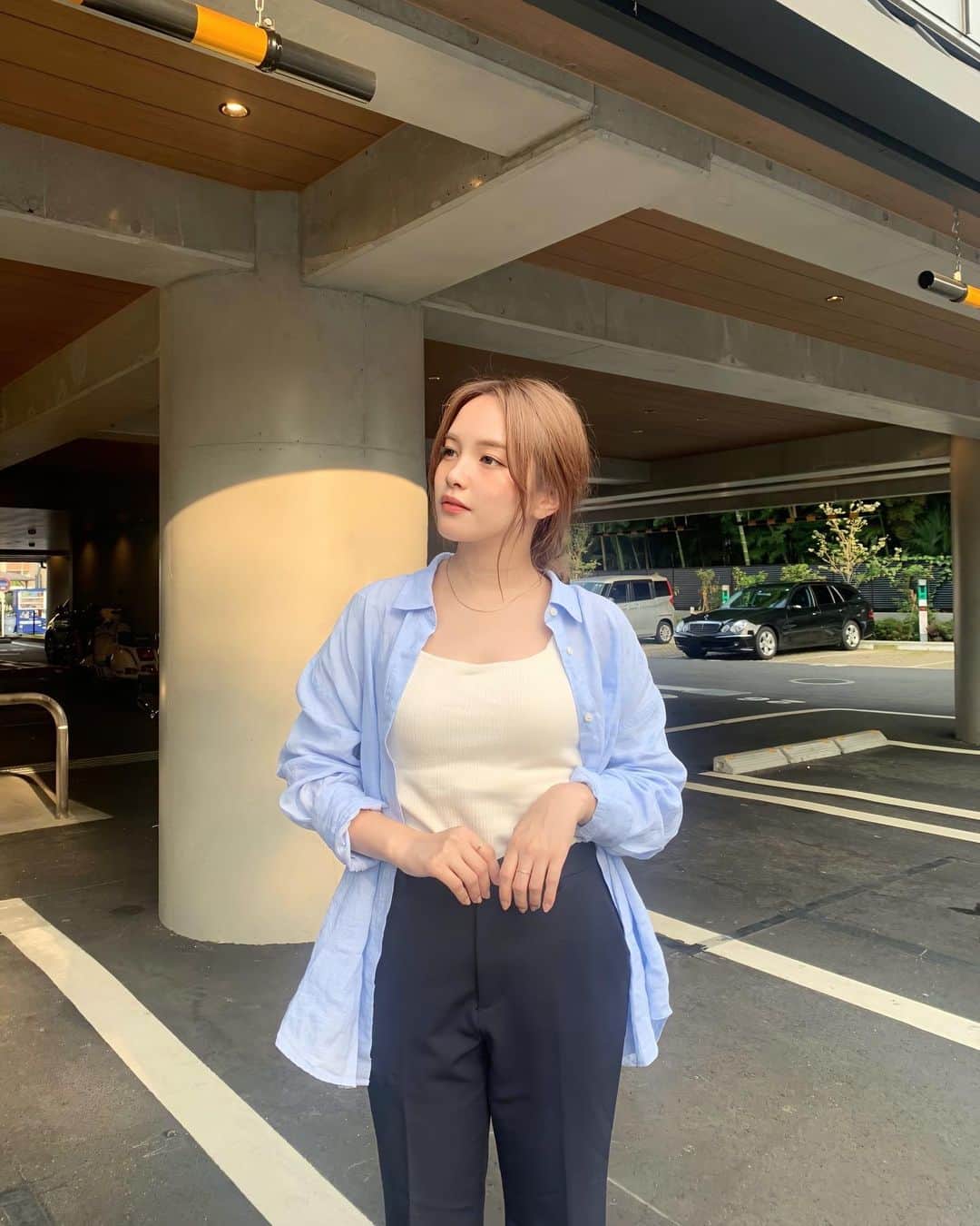 Lilmeのインスタグラム：「本日の東京37℃🦦🔥🚿  最近アクセサリーを集めることに ハマっておりまして新人がわたしの手元に届きました！  シンプルなゴールドのネックレス💛 @rumel_officialshop   ブレスレットも欲しいのでおススメのブランドがあったら教えてください🤎🤎」