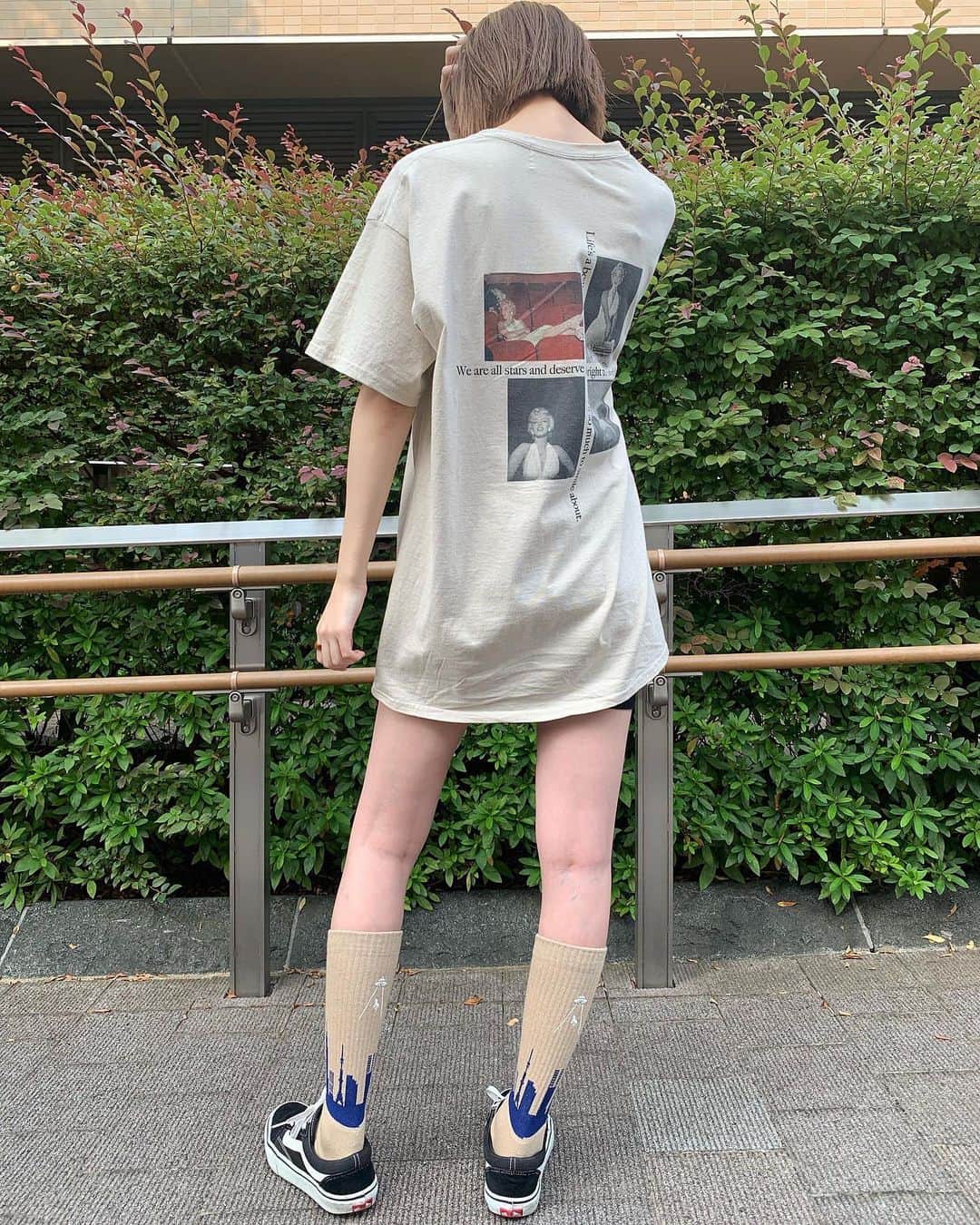 千田麻実のインスタグラム：「⠀ 久々の私服クレジット⠀ @suxsox の靴下を頂いたので☺︎ ストリートスタイルです！ 座ったあとのシワが気になるけどね... ⠀ tops／#freaksstore ⠀ skirt／#moussy ⠀ socks／#suxsox ⠀ shoes／#vans ⠀ ⠀」