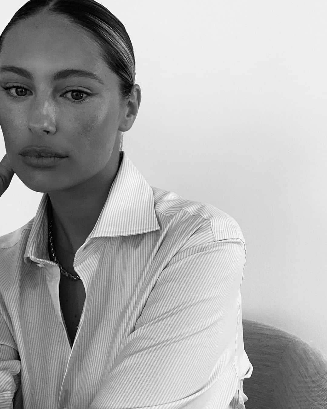 Mathilde Goehlerのインスタグラム：「Slow morning face」
