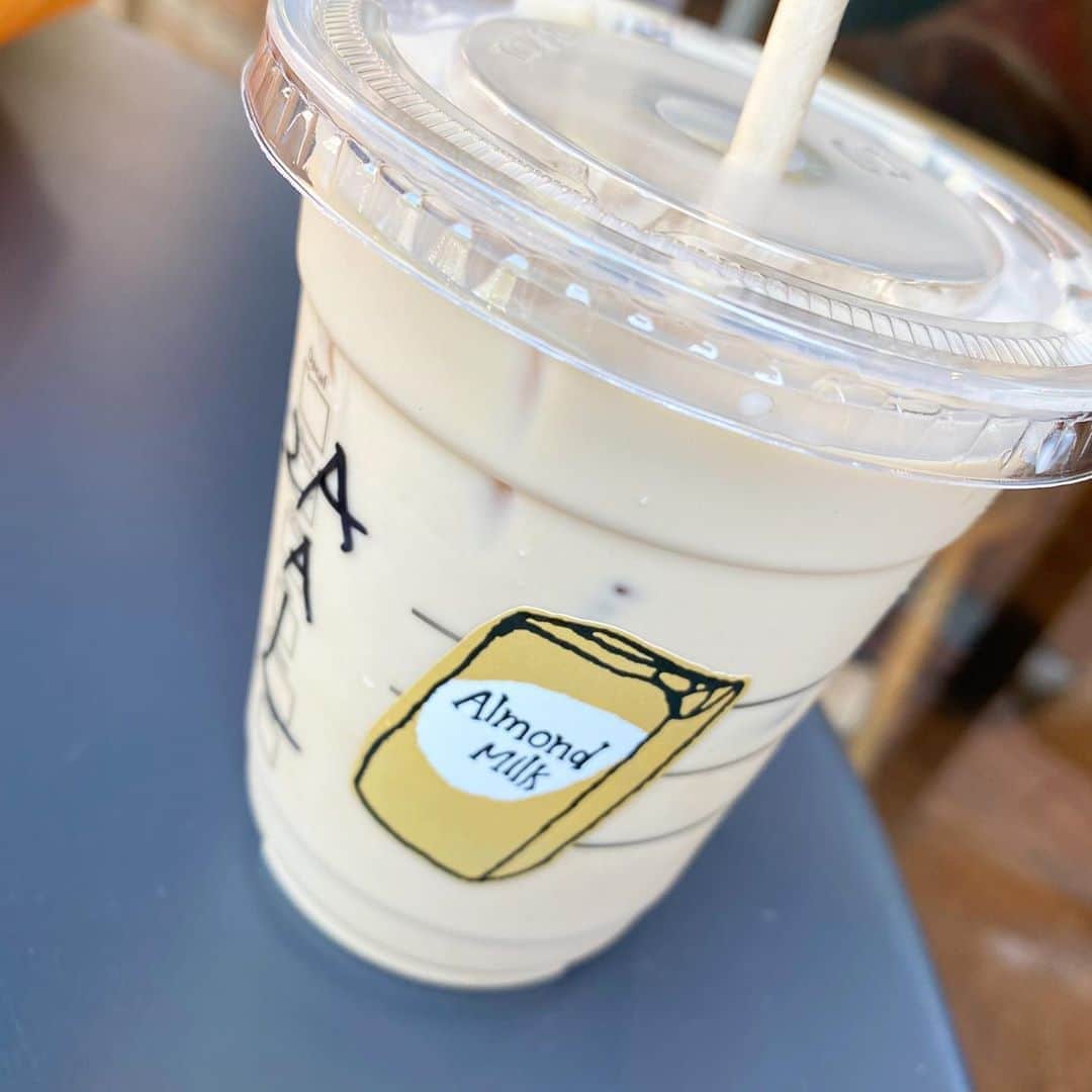 岡部玲子さんのインスタグラム写真 - (岡部玲子Instagram)「豪華メニューがあるケンタッキーに初めて入りました😳 野菜をモリモリ食べたい人にはいいですよね👍 私はシェアして、クリスピーチキンを単品で食べました☺️ 帰りにスタバで久しぶりにアーモンドミルクラテ🥤✨  #岡部玲子 #タレント　#レポーター　#アナウンサー　#女子アナ　#フリーアナウンサー　#ケンタッキー　#スターバックス　#スタバ大好き　#アーモンドミルクラテ　#lunch #kentuckyfriedchicken #starbucks #almondmilklatte #lowcarb」8月11日 19時57分 - reiko_okabe