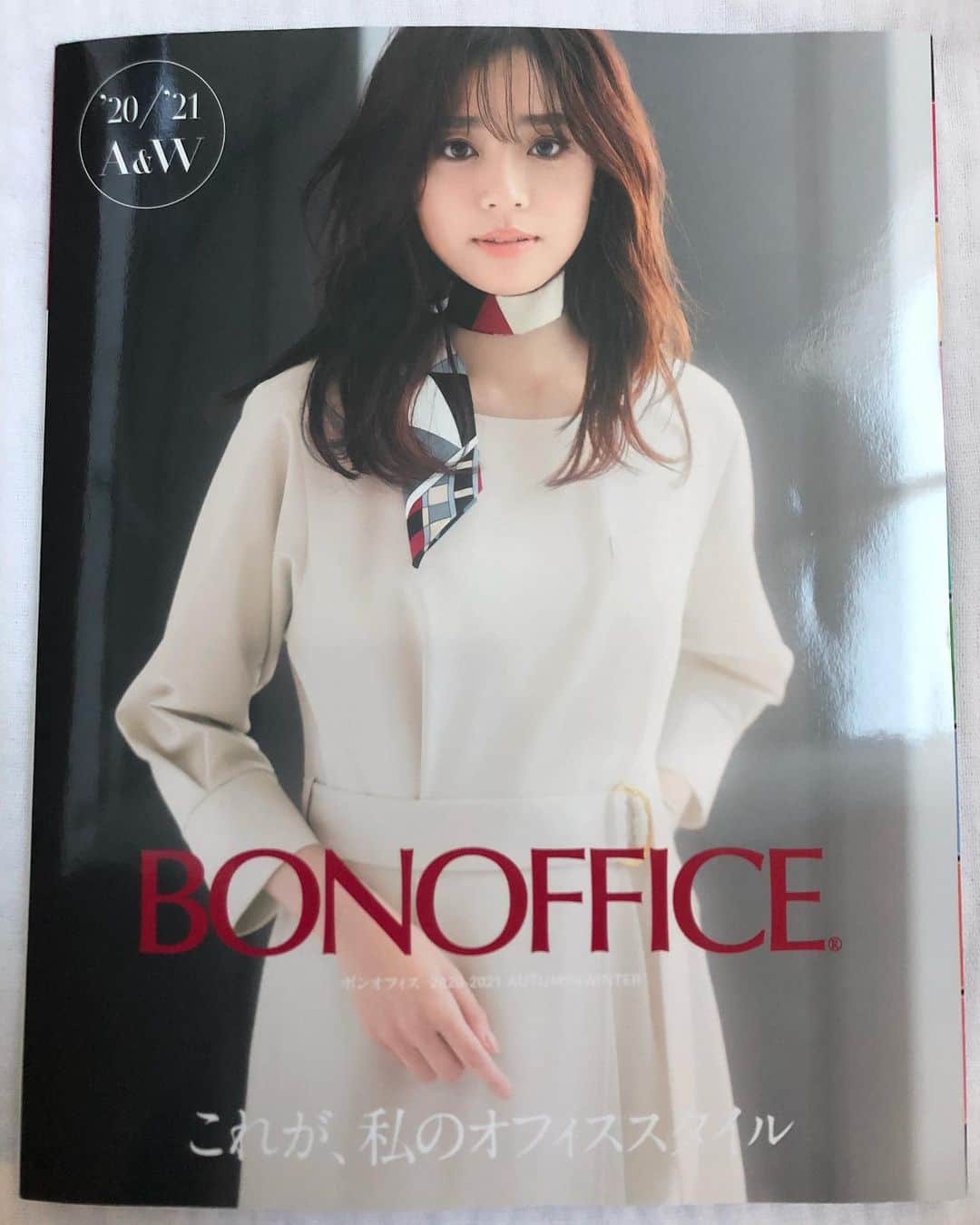 江藤百香のインスタグラム：「BONOFFICE 20/21 aw カタログ 素敵な制服が沢山です👩‍💼✨」