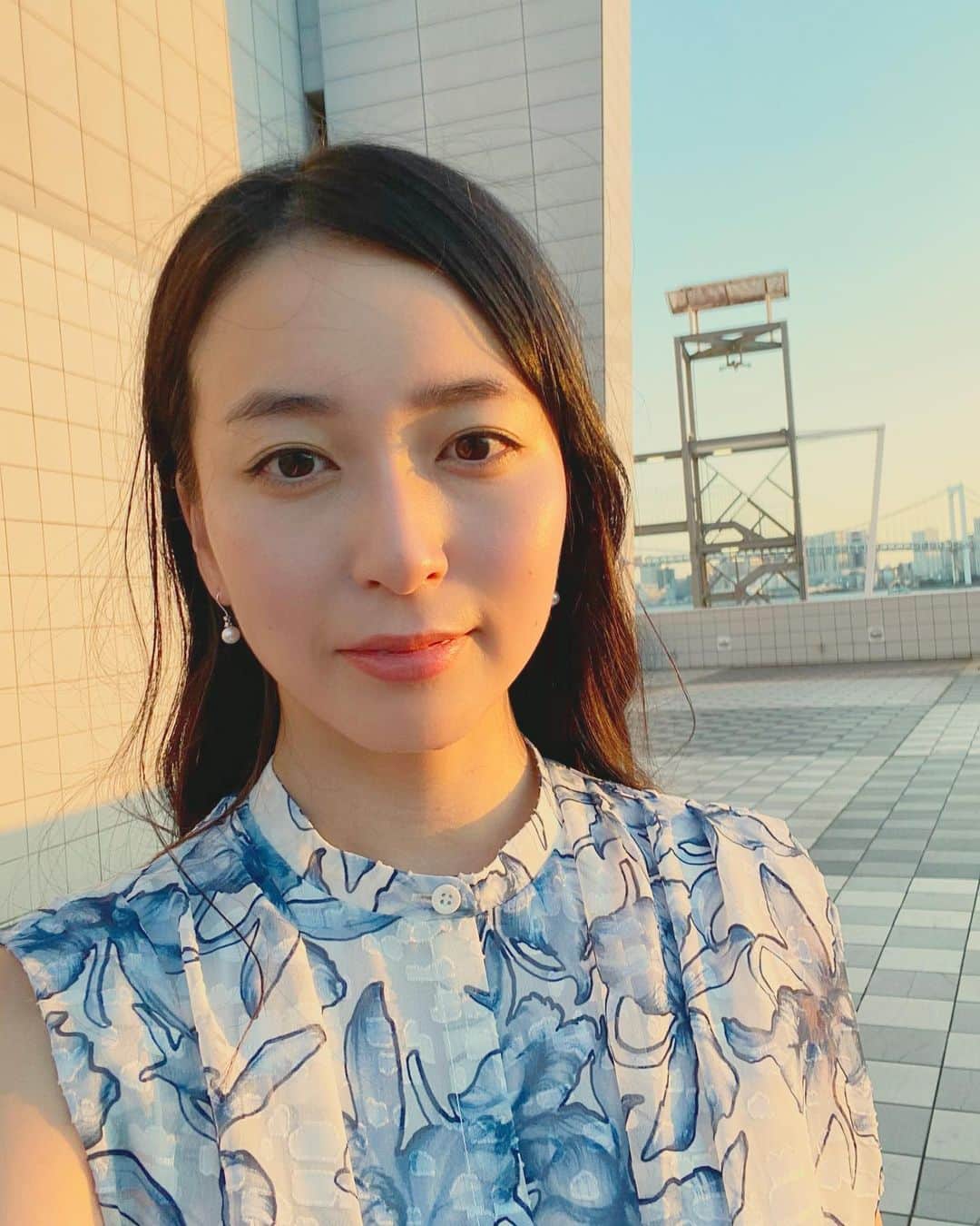 岩間恵のインスタグラム：「毎日暑過ぎるけど、みんな元気ですか？  夕陽が綺麗だったから影で遊んでみたよ🌆」