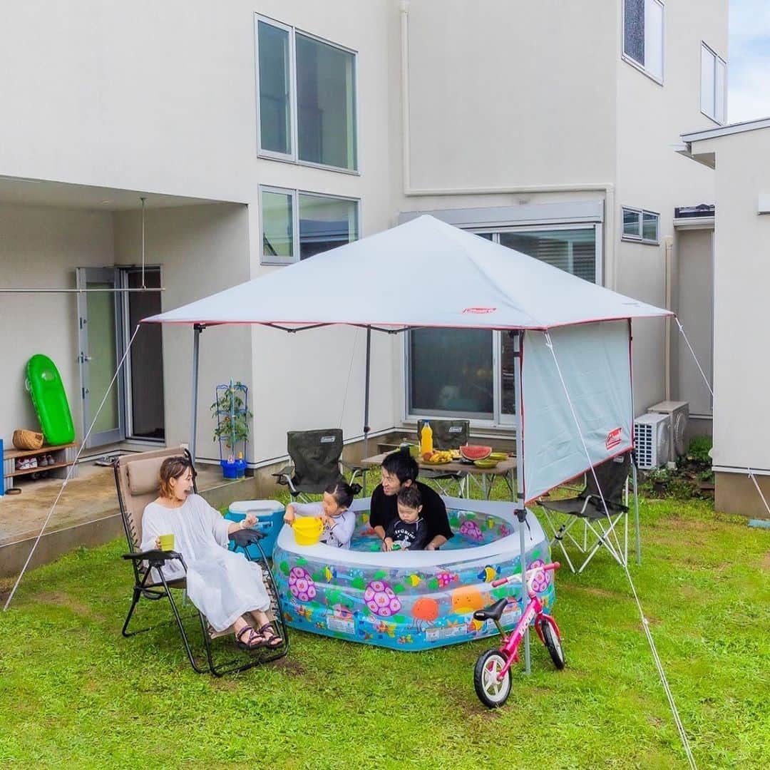 Coleman Japanさんのインスタグラム写真 - (Coleman JapanInstagram)「＼おうちで楽しむ水遊び“おうちプール🏖️”／ ・ 子どもたちが大好きな水遊びを自宅で楽しむ“おうちプール”。 ・ ビニールプールを準備するだけでなく、強い日差し🌞をブロックし、紫外線を遮蔽するダークルームシリーズのシェードを用意すると、より一層快適に過ごせます。 ・ 熱中症に注意しながら、水遊び・おうちプールを楽しんで下さいね！ ・ #灯そうColeman #灯そうコールマン #灯そう #Coleman #コールマン #Camp #キャンプ #Outdoor #アウトドア #シェード #パーティーシェード #Darkroomtechnology #ダークルームテクノロジー #おうちキャンプ #おうちプール #水遊び #おうちコールマン」8月11日 20時04分 - coleman_japan