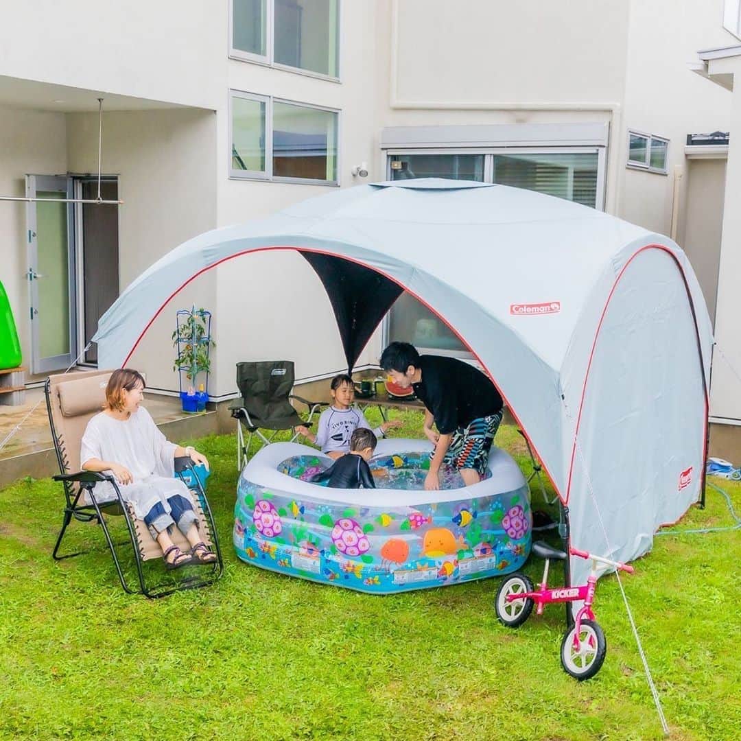 Coleman Japanさんのインスタグラム写真 - (Coleman JapanInstagram)「＼おうちで楽しむ水遊び“おうちプール🏖️”／ ・ 子どもたちが大好きな水遊びを自宅で楽しむ“おうちプール”。 ・ ビニールプールを準備するだけでなく、強い日差し🌞をブロックし、紫外線を遮蔽するダークルームシリーズのシェードを用意すると、より一層快適に過ごせます。 ・ 熱中症に注意しながら、水遊び・おうちプールを楽しんで下さいね！ ・ #灯そうColeman #灯そうコールマン #灯そう #Coleman #コールマン #Camp #キャンプ #Outdoor #アウトドア #シェード #パーティーシェード #Darkroomtechnology #ダークルームテクノロジー #おうちキャンプ #おうちプール #水遊び #おうちコールマン」8月11日 20時04分 - coleman_japan
