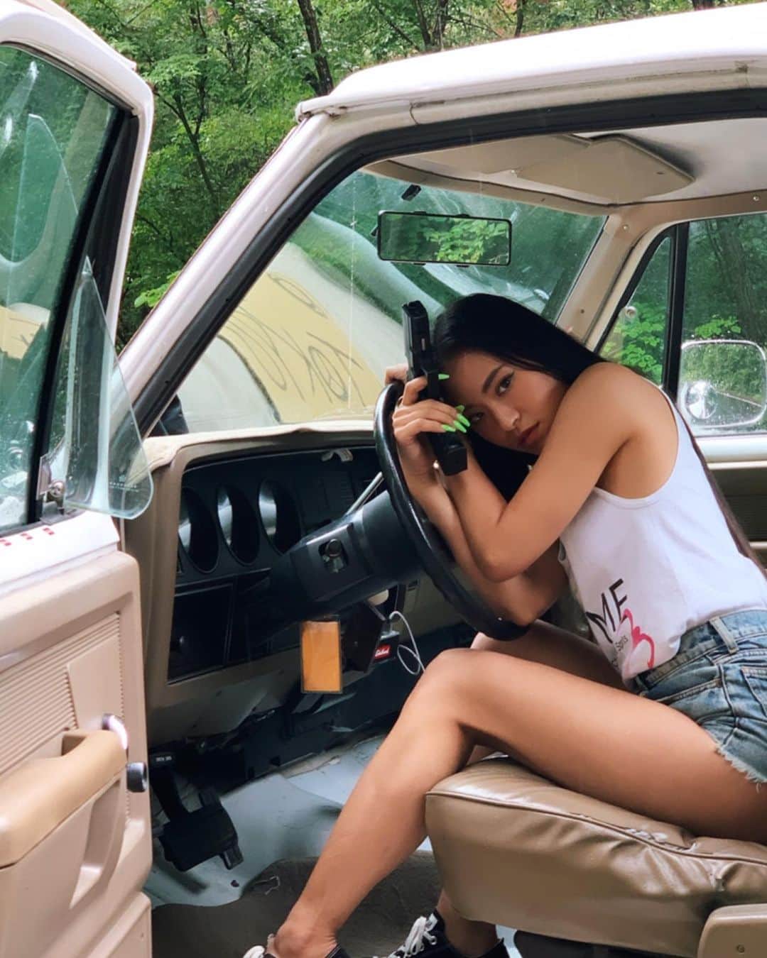 大門弥生のインスタグラム：「この日、普段ストリートでは会えないBIGなアーティストさんがオフレコで監督を担当しており、 その方からのオファーだった為、ルンルンと緊張感の中の撮影。 ． 作品へのこだわりも 周囲への気遣いも沢山学ばせていただき。 ． 最後、最強にデレデレした2shot 撮ってもらったのでupしたかったけど笑 それも🤫 ． なので、心体整美師 ヒデトレ こと 師匠でありお兄ちゃん @hidetore が撮ってくれたオフなダイモン載せてみます。 ． エンジョイ！ ． CAPTAIN HELM x CHALLENGER Big respect to @sow_cal @8_dogg_yokosuka」