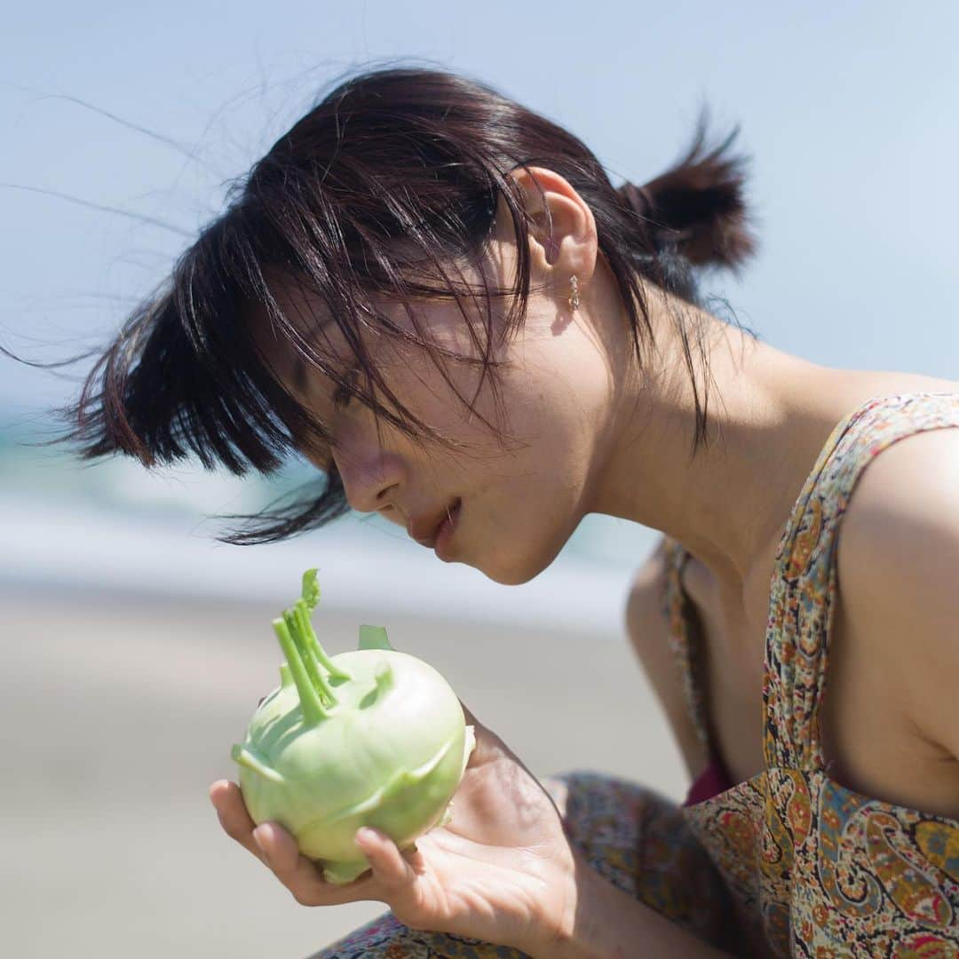 甲斐麻美さんのインスタグラム写真 - (甲斐麻美Instagram)「今日は暑かった アイス二回も食べちゃった…いかんけど、たまにはいーか🤣  明日も暑いのかなぁ🥵💦 マスクしてるからなおのこと熱中症など気をつけないとですね😓水分だけでなく塩分も忘れずに🙏🏻  この写真 夫婦で作品作りをしている @kaico.to 用で撮影したものだったけど、忙しすぎてyoutube撮影出来ず…コールラビはまた来年！ となりました。  なので、こちらのアカウントで載せていきます🌞  #コールラビ #コールラビとわたし #〇〇とわたし  #me #vegitable #delistagram #delistagrammer #food  #art #野菜 #旬  #ときめき #sparkjoy #sea #photooftheday #自然光 #海 #海辺の暮らし #夫婦 #夫婦で撮影 #photoshooting #husbandphotographer  #甲斐麻美」8月11日 20時06分 - kaico_asami