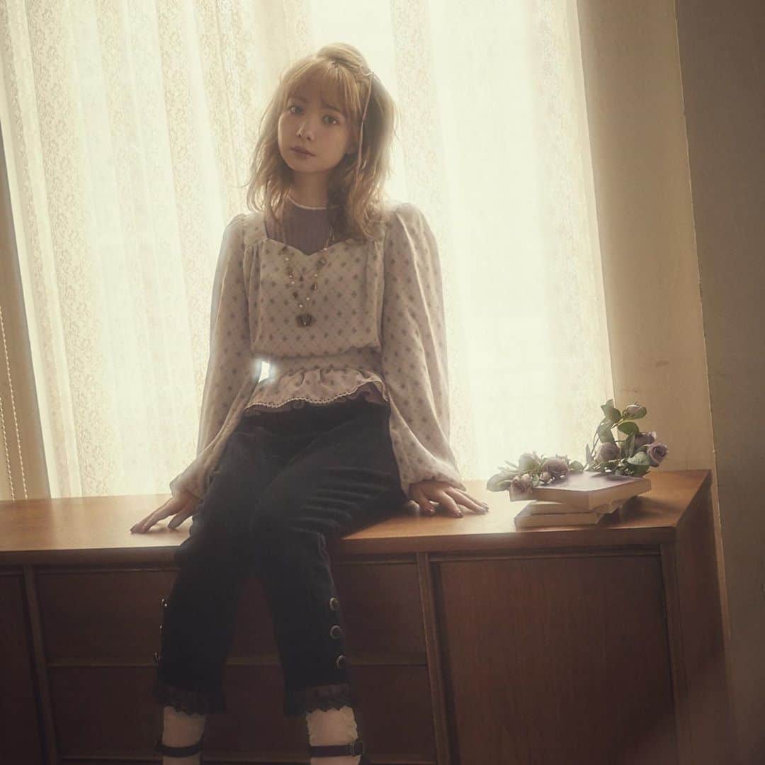 柴田あやなのインスタグラム：「モデルをさせて頂いてる @axes_femme_poetique_official さんの秋カタログが公開されました🍂 秋冬もとてもガーリー❤︎ぜひごらんくださいませっ！！  #axesefemmepoetique」