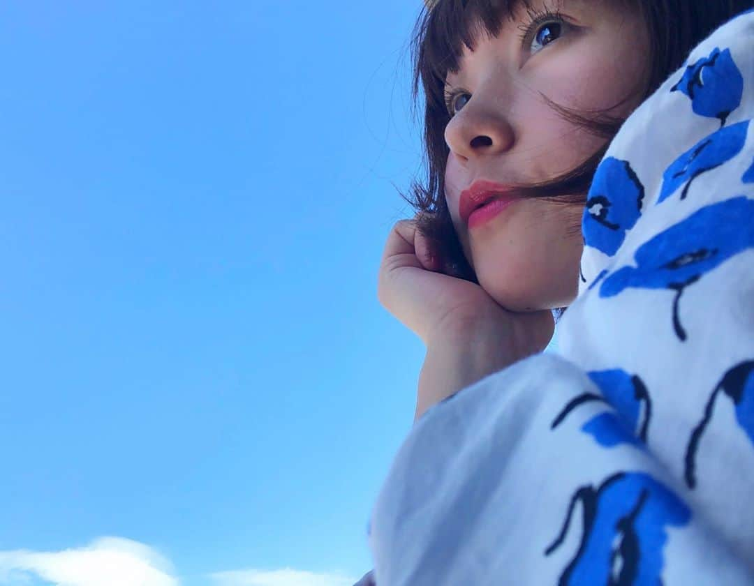 近藤夏子さんのインスタグラム写真 - (近藤夏子Instagram)「夏だぁーねぇー🌻 夏が嫌いな夏生まれの夏子です。 が、日陰とクーラーの部屋にいていいなら好きだよ🤤笑 最近、空が夏ってますよねぇーーー🌞✨ #夏 #summer #夏空 #涼しい部屋が好き #この写真撮ってすぐ部屋に戻ったよ #明日も天気になぁれ #熱中症注意」8月11日 20時18分 - kondonatsuko