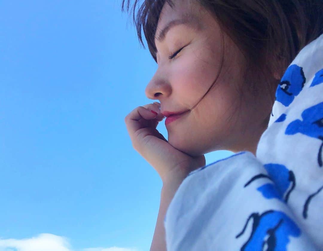 のインスタグラム：「夏だぁーねぇー🌻 夏が嫌いな夏生まれの夏子です。 が、日陰とクーラーの部屋にいていいなら好きだよ🤤笑 最近、空が夏ってますよねぇーーー🌞✨ #夏 #summer #夏空 #涼しい部屋が好き #この写真撮ってすぐ部屋に戻ったよ #明日も天気になぁれ #熱中症注意」