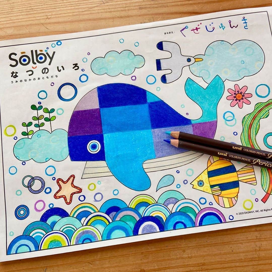 のインスタグラム：「ソルビィのイラストレイターくぜさんから、夏休みにぴったりの新作が届きました！ .  夏ですよ Solby「あそびのお部屋」に ”なついろ”が登場ですよ ぬりえを楽しんでもらったら かわいい水族館を作っちゃおう ひものはじを引っ張り合いっこして くじらさんを楽しく泳がせてね。 . Solby「あそびのお部屋」のハイライトからぬりえをダウンロードして遊んでみてね♫  .  #dadway #ダッドウェイ #solby #ソルビィ#くぜじゅんき #くぜさん #女の子ママ #男の子ママ #ワークショップ #手作り #クラフト #親子ワークショップ #ぬりえ #塗り絵 #こいのぼり #アートカード #おうち遊び #おうち学習 #子供の工作 #こどもと暮らし #おうちアート #休みの日の過ごし方 #雨の日の過ごし方 # #おうち時間 #おうちじかん #七夕 #なついろ #くじら」