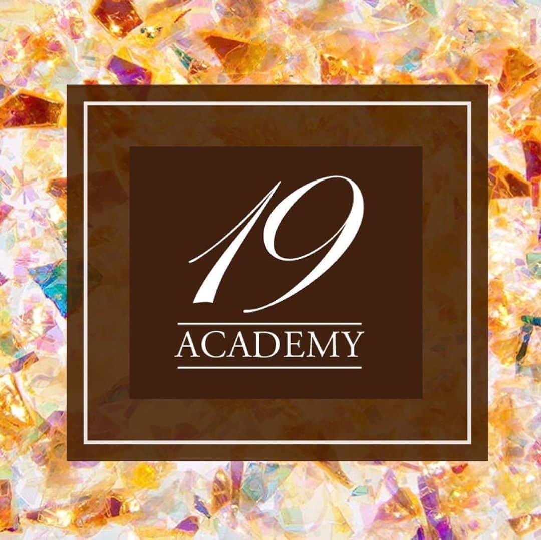 VETRO Tokyoさんのインスタグラム写真 - (VETRO TokyoInstagram)「【✨19 academy ✨】  2020年9月1日より始動する新アカデミー 「19 academy(ジュークアカデミー)」🥳  教育本部開催の 「ベトロ/ベラフォーマコース」 の詳細についてお知らせいたします❣️❣️ ぜひご興味がある方はご確認ください😊🌟  ジェルの基礎知識やベトロ、ベラフォーマ製品の特性を学べる座学講習📖⭐️ワンカラー、グラデーション、フレンチなどサロンワークにもセルフネイルにも役立つ実技講習💅💛が学べる豪華な内容になっておりますので皆さまぜひご参加くださいませ🥰  ※現在まだホームページはリニューアル中となっております。変更までしばらくお待ち下さい🙇‍♀️  @vetro_japan_osono_nail @vetro_tokyo @vetro_international @minmin_nail @nailazurl_ayako @nail_miki @chihiro_vetro @manabu.kumakura @nail_yunyu  @kiyo_nails  #vetro_international #vetro_tokyo #japanesenail #japanesenailart  #nails #nailart #nailartaddict #nail #instanail #instanails #naildesign  #nailartdesign #ネイル #ベトロ #ベラフォーマ #19 #ジューク」8月11日 20時09分 - vetro_tokyo