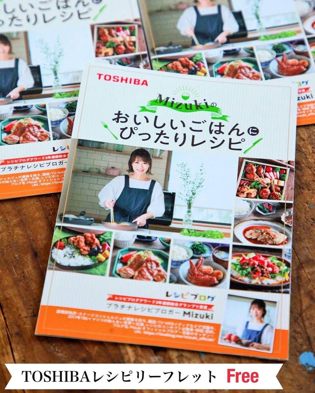 Mizuki【料理ブロガー・簡単レシピ】さんのインスタグラム写真 - (Mizuki【料理ブロガー・簡単レシピ】Instagram)「・﻿ 【レシピ】ーーーーーーー﻿ ♡照り焼き鶏つくね♡﻿ ーーーーーーーーーーーー﻿ ﻿ ﻿ ﻿ こんばんはー(*^^*)﻿ ﻿ 今夜はTOSHIBAレシピリーフレットより﻿ もう一レシピご紹介させていただきます♩﻿ (これで最後です☆)﻿ ﻿ ﻿ 今回はしっかり味で冷めてもおいしい﻿ お弁当にぴったりの鶏つくね♡﻿ (ということで珍し〜く詰めてみました(笑))﻿ もちろん普段のおかずにもおすすめなので﻿ お気軽にお試し下さいね(*^^*)﻿ ﻿ ﻿ ﻿ ーーーーーーーーーーーーーーーーーーーー﻿ 【2人分】﻿ 鶏ひき肉…200g﻿ 長ねぎ…10㎝﻿ ●酒・パン粉…各大1﻿ ●塩…小1/4﻿ ●生姜チューブ…3㎝﻿ 薄力粉…適量﻿ ☆醤油・みりん…各大1﻿ ☆砂糖…小1﻿ サラダ油…大1/2﻿ （あれば）白ごま…適量﻿  ﻿ 1.長ねぎはみじん切りにする。ボウルにひき肉、長ねぎ、●を入れ、粘りが出るまでよく混ぜる。手に水をつけて6等分の小判型にし、薄力粉をまぶす。﻿ 2.フライパンにサラダ油を入れて中火で熱し、１を焼く。焼き色がついたら裏返し、蓋をして弱火で3分蒸し焼きにする。﻿ 3.余分な油を拭き取り、☆を加えて中火で煮からめる。﻿ 4.仕上げに（お好みで）串を刺し、ごまを振る。﻿ ーーーーーーーーーーーーーーーーーーーー﻿ ﻿ ﻿ ﻿ 《ポイント》﻿ ♦︎鶏ひき肉は"もも"が柔らかく仕上がるのでおすすめです。﻿ ♦︎長ねぎの代わりに玉ねぎを使用しても。﻿ ♦︎薄力粉をまぶしておくことで、たれがしっかりからみます。﻿ ﻿ ﻿ ﻿ ﻿ ﻿ ﻿ レシピリーフレットは無料で﻿ 全国の家電量販店さんに設置中なので﻿ (TOSHIBA炊飯器の周辺にあるかと！)﻿ どうぞお持ちいただけたら嬉しいです😊﻿ (とはいえこのような状況ですので﻿ 決してご無理はされませんように💦)﻿ ﻿ ﻿ 想定設置数は以下の通りとなりますが﻿ 店舗現場の状況にもよりますので﻿ ''直接お店に''お問い合わせ下さいませ✨﻿ ↓  ↓  ↓﻿ ーーーーーーーーーーーーーーーー﻿ 「北海道・東北」約21箇所 ﻿ 「北関東・首都圏」約270箇所 ﻿ 「北信越」約66箇所 ﻿ 「中部」80箇所 ﻿ 「関西」90箇所 ﻿ 「中四国」約90箇所﻿ 「九州」約150箇所﻿ ーーーーーーーーーーーーーーーー﻿ ﻿ ﻿ ﻿ ﻿ ﻿ ﻿ ＿＿＿＿＿＿＿＿＿＿＿＿＿＿＿＿＿＿＿﻿ 📕6刷重版しました📕﻿ 簡単・時短！ 毎日のごはんがラクになる﻿ ✨🦋 【 #Mizukiの今どき和食 】🦋✨﻿ ＿＿＿＿＿＿＿＿＿＿＿＿＿＿＿＿＿＿＿﻿ なるべく少ない材料で﻿ 手間も時間も省きながら﻿ 簡単にできるおいしい和食レシピ♩﻿ 簡単に失敗なくマスターできる一冊で﻿ もっと気軽に、カジュアルに﻿ 和食を楽しんで下さいね(*^^*)﻿ ＿＿＿＿＿＿＿＿＿＿＿＿＿＿＿＿＿＿＿﻿ ﻿ ﻿ ﻿ ＿＿＿＿＿＿＿＿＿＿＿＿＿＿＿＿＿＿＿﻿ 🎀6刷重版しました🎀﻿ 混ぜて焼くだけ。はじめてでも失敗しない！﻿ 【#ホットケーキミックスのお菓子 】﻿ ﻿ 一冊まるっとホケミスイーツ♩﻿ 普段のおやつから﻿ 特別な日にも使えるレシピを﻿ この一冊に詰め込みました(*^^*)﻿ ホットケーキミックスを使えば﻿ 簡単に本格的なお菓子が作れますよ♡﻿ ＿＿＿＿＿＿＿＿＿＿＿＿＿＿＿＿＿﻿ ﻿ ﻿ ﻿ ﻿ ￣￣￣￣￣￣￣￣￣￣￣￣￣￣￣￣￣￣﻿ レシピを作って下さった際や﻿ レシピ本についてのご投稿には﻿ タグ付け( @mizuki_31cafe )して﻿ お知らせいただけると嬉しいです😊💕﻿ ＿＿＿＿＿＿＿＿＿＿＿＿＿＿＿＿＿＿﻿ ﻿ ﻿ ﻿ ﻿ ﻿ #鶏つくね#つくね#お弁当#TOSHIBA#東芝#Mizuki#簡単レシピ#時短レシピ#節約レシピ#料理#レシピ#フーディーテーブル#マカロニメイト#おうちごはん#デリスタグラマー#料理好きな人と繋がりたい#食べ物#料理記録#おうちごはんlover#写真好きな人と繋がりたい#foodpic#cooking#recipe#lin_stagrammer#foodporn#yummy#照り焼き鶏つくねm」8月11日 20時12分 - mizuki_31cafe