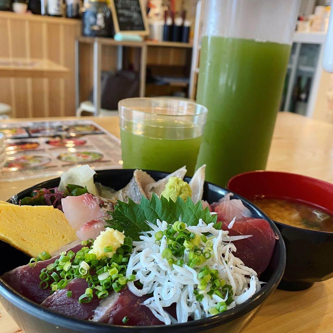 run+さんのインスタグラム写真 - (run+Instagram)「#奇遇ですね からの奇遇ですね！ 前日の #しぞーかおでん がおいしくて地元の味を買って帰れるお店を @ai_bon.bon ご案内頂いてたら、 見覚えあるオレンジTシャツ！またしても #奇遇ですね ♡  ご一緒させて頂き🥂一杯だけのつもりが… 楽しい時間は早かった😆✨  気になったお土産色々🎁🛍」8月11日 20時16分 - runplus