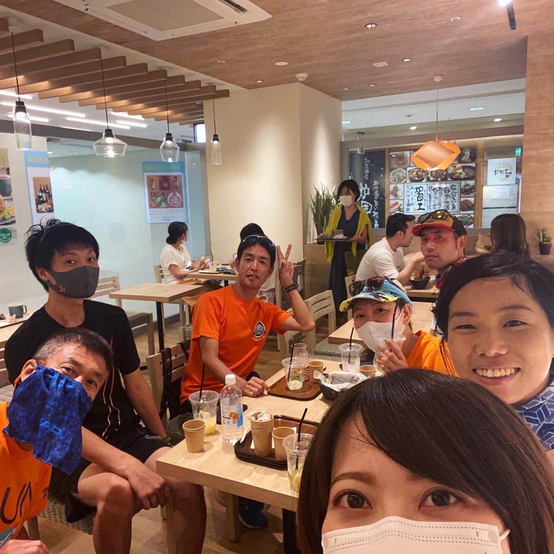 run+さんのインスタグラム写真 - (run+Instagram)「#奇遇ですね からの奇遇ですね！ 前日の #しぞーかおでん がおいしくて地元の味を買って帰れるお店を @ai_bon.bon ご案内頂いてたら、 見覚えあるオレンジTシャツ！またしても #奇遇ですね ♡  ご一緒させて頂き🥂一杯だけのつもりが… 楽しい時間は早かった😆✨  気になったお土産色々🎁🛍」8月11日 20時16分 - runplus