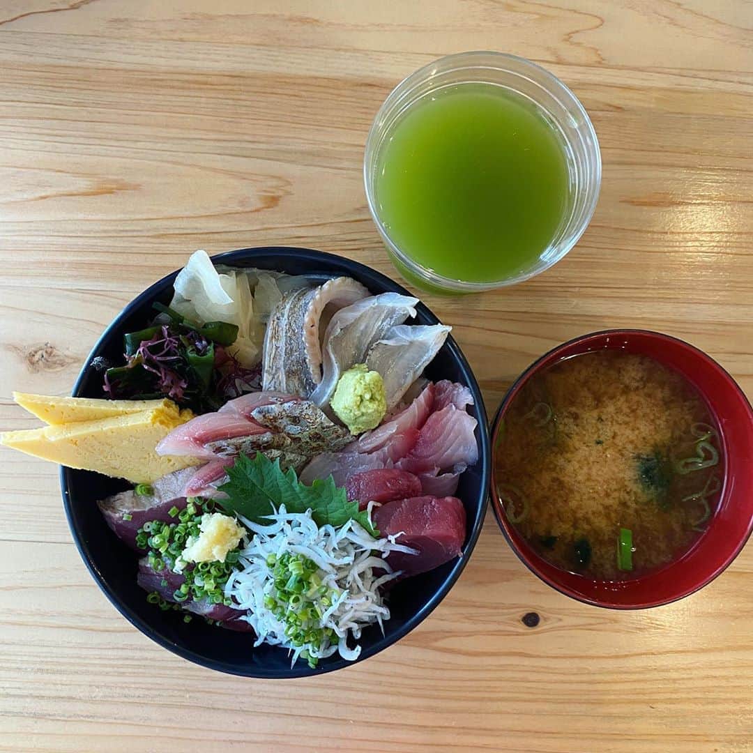 run+さんのインスタグラム写真 - (run+Instagram)「#奇遇ですね からの奇遇ですね！ 前日の #しぞーかおでん がおいしくて地元の味を買って帰れるお店を @ai_bon.bon ご案内頂いてたら、 見覚えあるオレンジTシャツ！またしても #奇遇ですね ♡  ご一緒させて頂き🥂一杯だけのつもりが… 楽しい時間は早かった😆✨  気になったお土産色々🎁🛍」8月11日 20時16分 - runplus