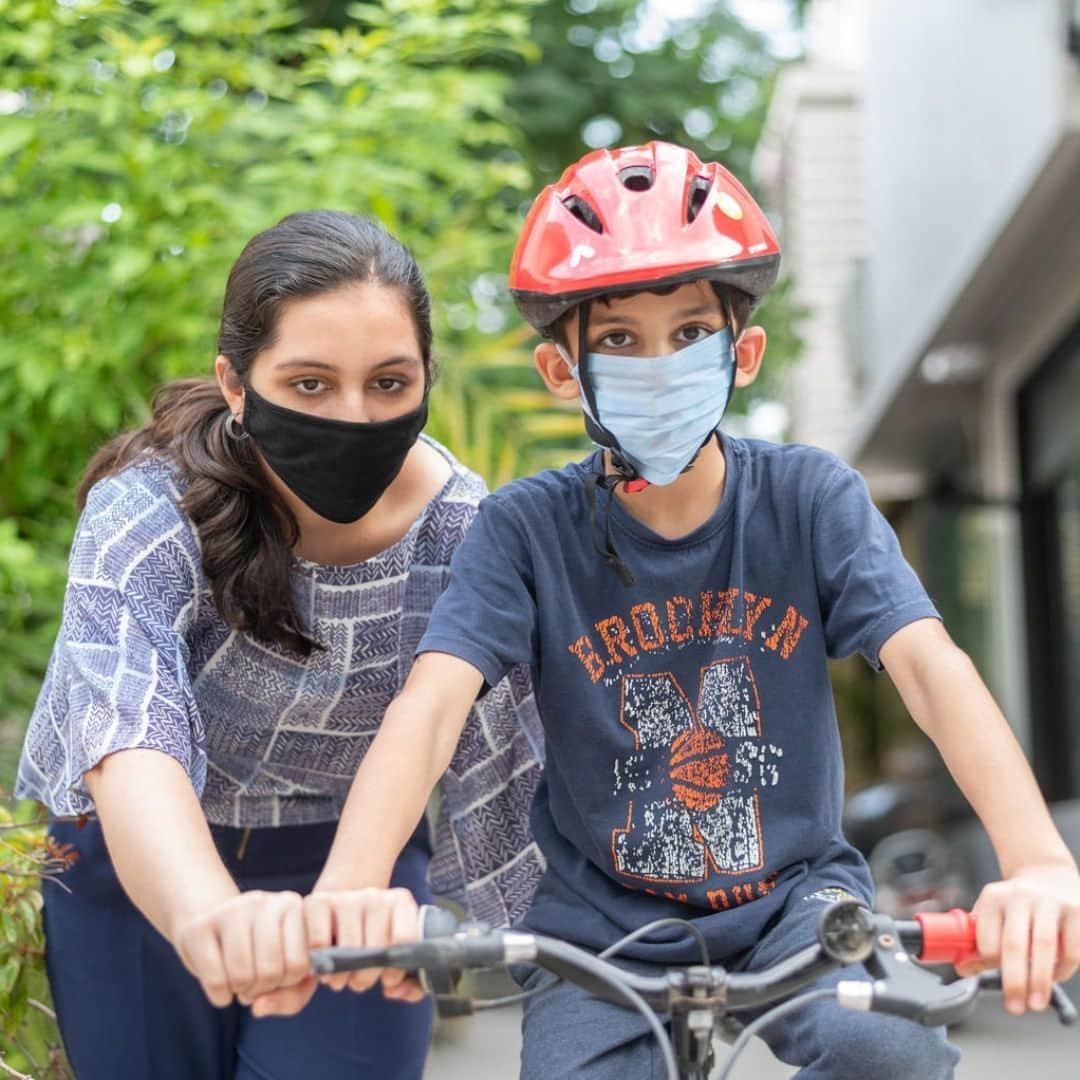 unicefさんのインスタグラム写真 - (unicefInstagram)「Ten-year-old Veer and his sister Khushi always wear a mask when going out cycling in India. They know that our best protection is to protect everyone. #WorldMaskWeek  © UNICEF/UNI354872/Panjwani」8月12日 7時10分 - unicef
