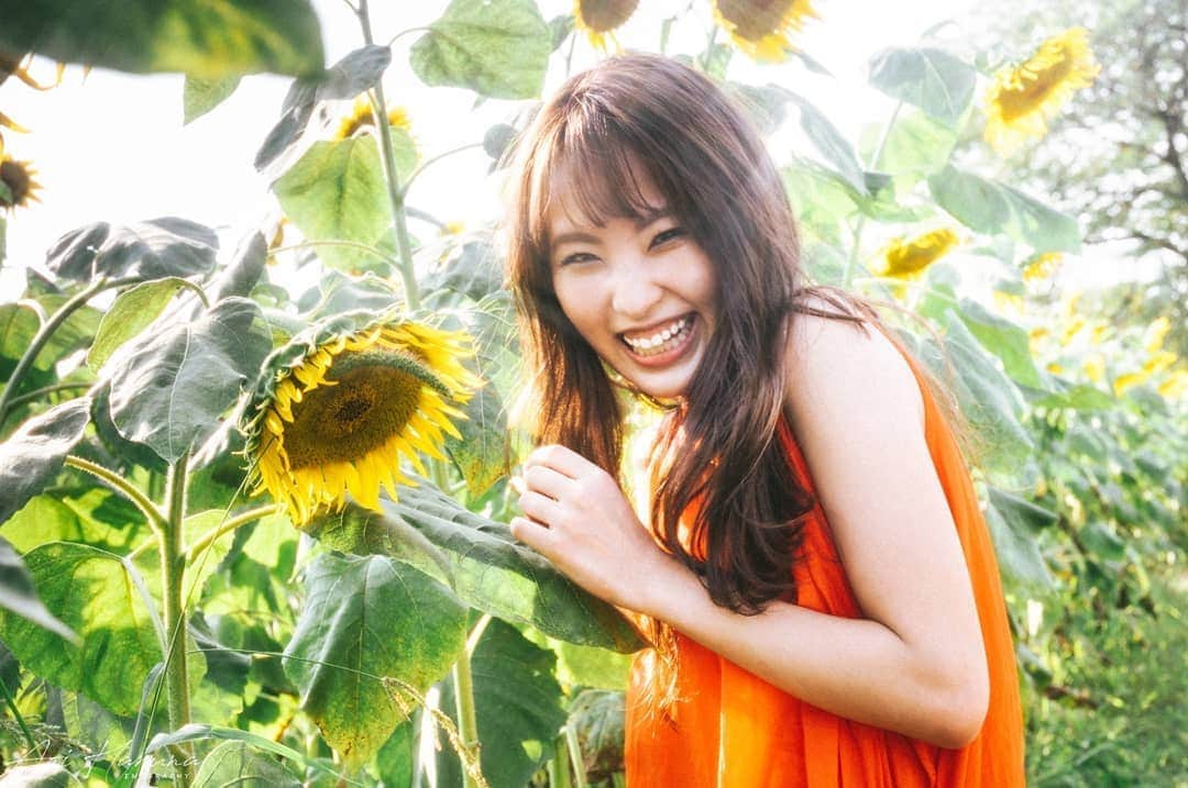 遥南碧さんのインスタグラム写真 - (遥南碧Instagram)「今年から植えられたおニューのひまわり畑🌻  人も少なくて穴場感ありありでした🥰  model 💃 / @yuna.yoshida10 photo 📸 / @harunaoi_photo hair make💄 / @yoship1013  #権現堂公園 昼間から行くとひまわりが太陽に背を向け 逆光になるので、きれいな青空と ひまわりの黄色を出したい方は 午前中行く方がおすすめです！  1枚目はLumimar4で青空にしました。 この合成が1分もあれば出来るから めっちゃお手軽です（笑） * * * #何気ない日常の物語 をモチーフに 東京拠点で #被写体募集 しているので #邦画の彼女感 に 興味がある方はお気軽に ご連絡ください。  モデルのファッション撮影や アイドルのグラビアなど 一緒に作品撮り出来る ヘアメイク 、スタイリストも募集中✨  案件やコラボのお誘いは お気軽にコメント、DMください！ * * * #なんでもないただの道が好き #フィルム好きな人と繋がりたい #デジタルでフィルムを再現したい #ひまわり畑 #幸せな瞬間をもっと世界に #좋아요반사 #関西写真部SHARE #人像攝影 #いいね返します  #インスタスポット #埼玉観光 #ファインダー越しの私の世界 #japan_daytime_view  #into_the_screen #indies_gram #as_archive  #indy_photolife #photogram_archive  #jp_portrait部 #photocinematica #vogue_memories #ifyouleave #instagood #worldviewmag #dreamermagazine #cinematicmodeon」8月12日 7時10分 - harunaoi_photo