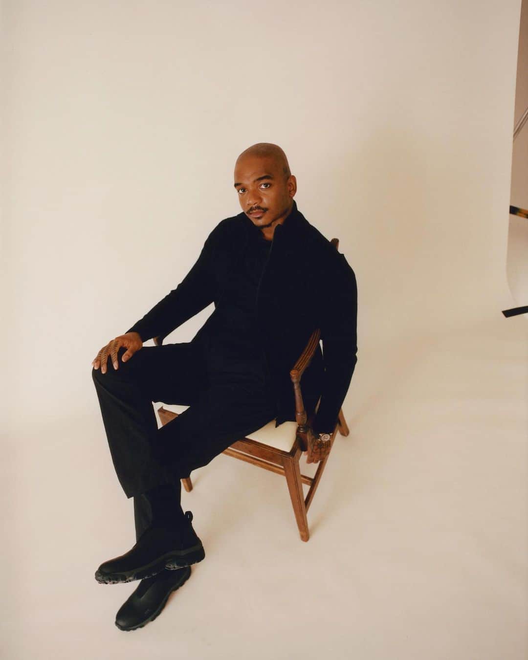 MR PORTERのインスタグラム：「Mr Samuel Ross of A-COLD-WALL* is one of the most important fashion designers in the UK, if not the world, right now. To celebrate the launch of the brand on MR PORTER, we sat down with the man himself as he talks mentorship, working with Mr Virgil Abloh, and how studying product design set him up for fashion. Head to the link in bio to read the interview. @acoldwall」