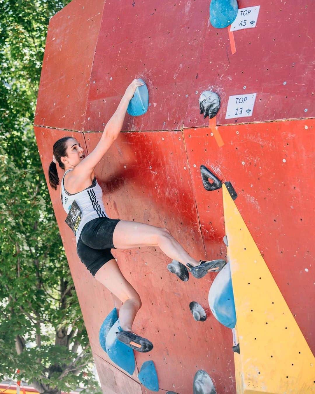 ユリア・クルーダーのインスタグラム：「Damn it felt good to be competing again 💥 can we do it more often from now on? 📸: @aurele_bremond  @scarpaspa @sloveniaclimbing」