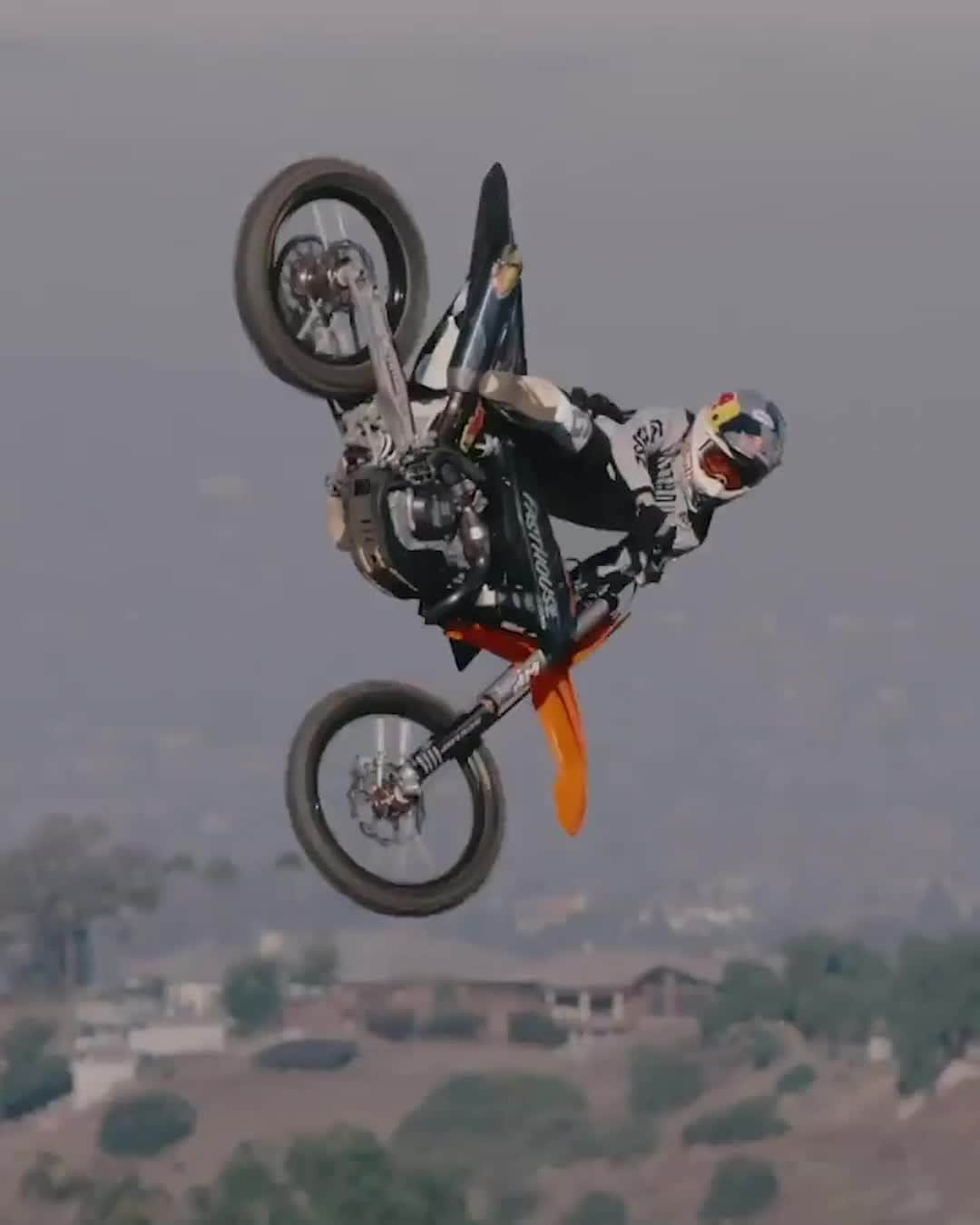 レッドブルのインスタグラム：「gravity doesn't apply to @tylerbereman   #freeride #motocross #whips #mx #redbull #givesyouwings」
