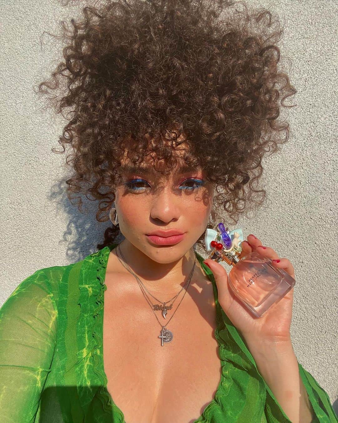 ダイアナ・ヴェラスのインスタグラム：「what makes me feel #PerfectAsIAm ? some bright colors paired with this scent, Perfect Marc Jacobs 💕 #MJPerfect @marcjacobsfragrances @macys #ad」