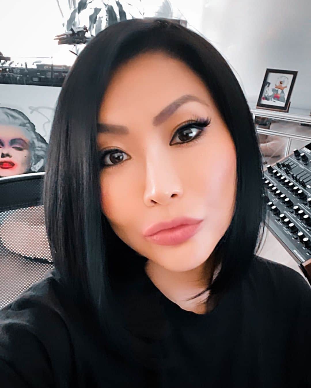 のインスタグラム：「Make space for new things to come in is definitely effective ✔️ there always something to improve 🖤 . . . . . . #dontsettle #gotime #motivation #worksmart #onceyouthinkyouknowitsover #improvement #grind #focus #lifestyle #live #mood #haveaniceday #routine #plan #fortheloveofart #goodenergy #instadaily #photooftheday #new #mindset #rethinkpassion #goodvibes #selfie #music #dj #techno#losangeles #コロナに負けるな #セルフィー」