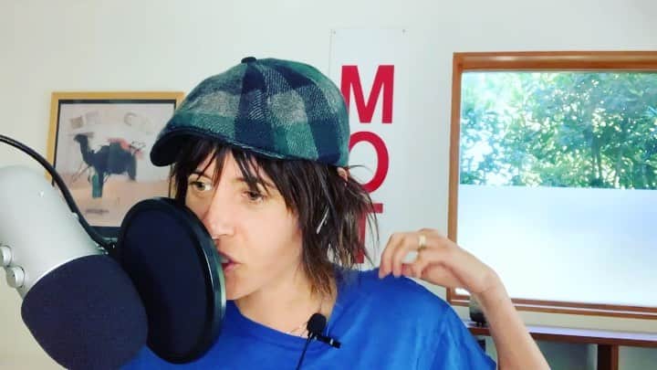 キャサリン・メーニッヒのインスタグラム：「One leg doesn’t have the best memory. Music week with 👖tomorrow」