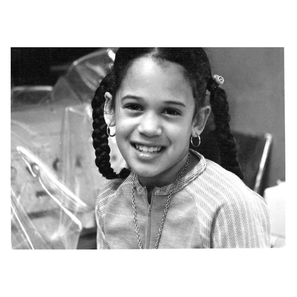 リンダ・エヴァンジェリスタのインスタグラム：「#vpotus49 ♥️ @kamalaharris  I am coming to you today with some big news: I’m honored to join Joe Biden in the fight for the soul of our country as the Democratic Vice Presidential Nominee. Joe is a leader who can unify the American people, because he's spent his life fighting for the American people. And as president, he will build an America that lives up to our ideals.  My mom and dad, like so many other immigrants, came to this country for an education. My mother from India and my dad from Jamaica. And the Civil Rights movement of the 1960s brought them together. Some of my earliest memories are from that time: My parents being attacked by police with hoses, fleeing for safety, with me strapped tightly in my stroller.  That spirit of activism is why my mother, Shyamala, would always tell my sister and me, “Don’t just sit around and complain about things. Do something.”  That’s why I became a District Attorney and fought to fix a broken system from within. Why I served as California’s Attorney General. Why I’m proud to represent my state as a U.S. Senator. And it’s why, today, I’m humbled to be joining Joe Biden in the battle to defeat Donald Trump and build a country that lives up to our values of truth, equality, and justice.  I know that winning this race will be tougher than anything I’ve faced before, but I’ve never been more ready to roll up my sleeves and get to work. Donald Trump thinks this country belongs to him. But Joe Biden knows it belongs to all of us. To the people.  And together, the people are going to take it back.」