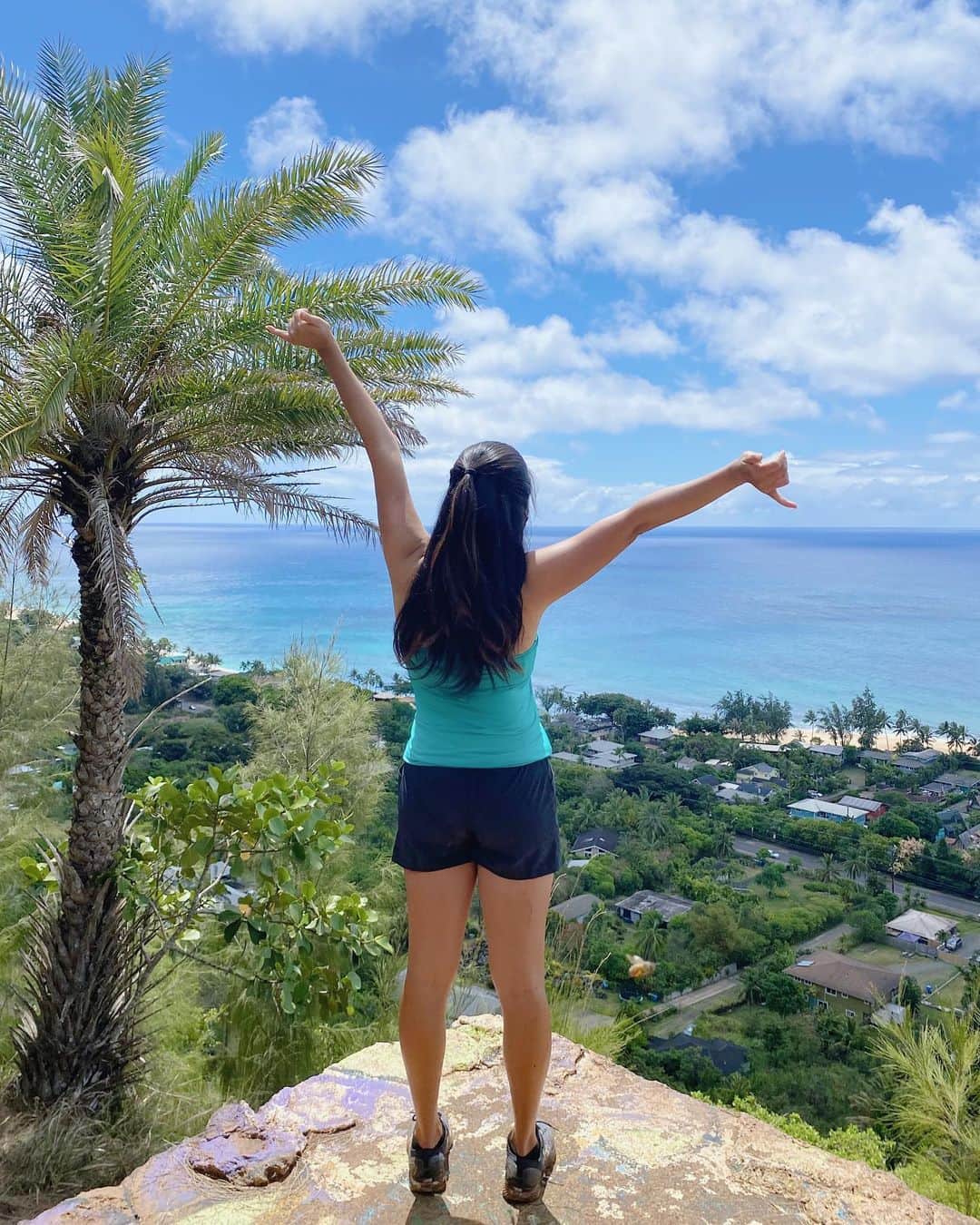 ケーシー・コモトのインスタグラム：「Bye Hawaii! Finally flying back to Japan today!  Although I was here longer than planned, competing with friends🏌🏻‍♀️🏌🏼‍♂️🏌🏻‍♀️, exploring new places around the island 🌿🏝, and eating lots and lots of yummy food 🍍🍧🥘😋 have helped me stay productive and positive! ✨   Once in japan, I’ll be quarantining for two weeks and I’ll do my best to train and prepare while indoors! Planning to also use this time to study japanese...since it’s been a while! 😅  ~~~~~~~~~~~~~~~~~~~~~~~~~~~~~~~~~~~~~~  バイバイ、ハワイ！私は遂に日本に戻ることになりました。  予定より長くここにいたけど、友達と多くのラウンドをプレーしたり、、🏌🏻‍♀️🏌🏼‍♂️🏌🏻‍♀️ 島の新しい場所を開拓したり、 🌿🏝 美味しいご飯を食べたり 🍍🍧🥘😋 することで活動的でポジティブにいることが出来ました。✨   以前日本にいた時のように2週間閉じ籠ることになるけど、私は室内でトレーニングし、ベストを尽くします。また、この時間を使って、以前から続く日本語の勉強します。😅  • • • #ハワイ #オアフ  #ゴルフ #プロゴルファー  #チャンピオンゴルフ #ハワイゴルフ #championgolf #paramountbed #長寿の里 #alohastandard #masdagolf #hawaii #oahu」
