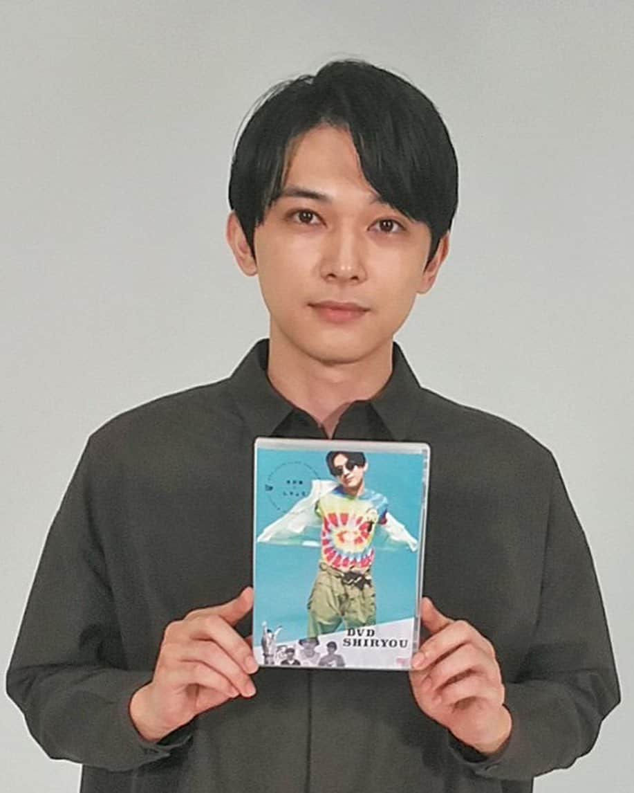 ケンゾーミナミのインスタグラム：「① 来年のNHK大河ドラマ『青天を衝け』主演俳優、吉沢亮さんが、私の今季のTシャツ『DEAD FEELINGS デッド・フィーリングス / 春夏2020 / REVOLVE / タイダイ』を表紙ジャケットにて着用した彼の初DVD『DVDしりょう』がリリース。  ② そして彼がそのTシャツを着てイラスト化されたものが表紙の雑誌ビッグコミックも発売中。(自分のデザインがコミックイラストの一部になるのはレアな状況です。)  ① The actor Ryo Yoshizawa who is the leading star of next year’s NHK Taiga Drama “Seiten wo Tsuke” wearing my T-shirt "DEAD FEELINGS / SS20 / REVOLVE / TIE DYE" on the cover of his new DVD.  ② Also, illustrated version of him wearing my T-shirt is the cover of the comic book magazine “Big Comic” this month. (It’s a rare and interesting situation that my design being a part of comic book illustration.)  #吉沢亮 #RyoYoshizawa #Deadfeelings #nepenthes #ネペンテス #デッドフィーリングス #キングダム #青天を衝け #大河ドラマ #dvdしりょう #しりょう #ビッグコミック #青くて痛くて脆い #seitenwotsuke #KENZOMINAMI #ケンゾーミナミ @nepenthes.official @nepenthes_newyork @nepenthes_tokyo」