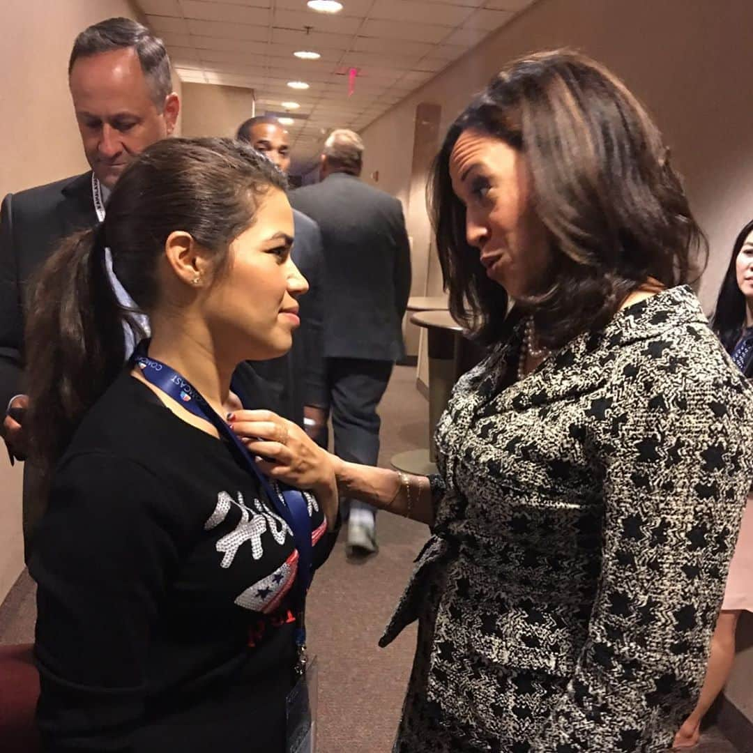 アメリカ・フェレーラさんのインスタグラム写真 - (アメリカ・フェレーラInstagram)「I always listen when @kamalaharris talks.  This was DNC 2016. Glad to have this smart as hell, insanely competent leader on the 2020 ticket. Let’s go. #bidenharris2020」8月12日 6時26分 - americaferrera