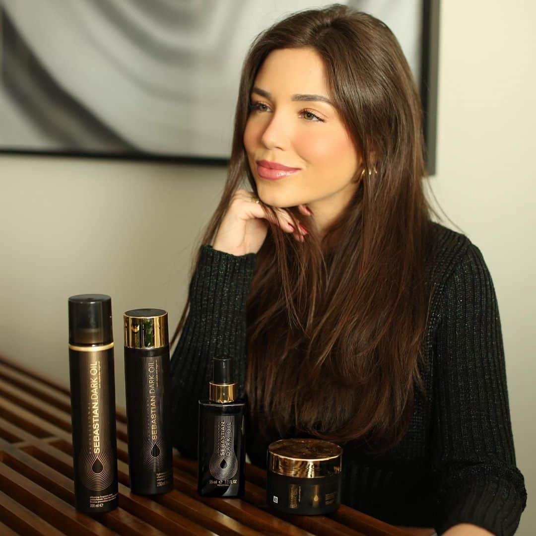 Mariana Sampaioさんのインスタグラム写真 - (Mariana SampaioInstagram)「Essa nova linha Dark Oil de @sebastianprobrasil que lançou no Brasil é um máximo. Shampoo, máscara, hairmist e o dark oil. Produtinhos mágicos que deixam os cabelos 3x mais hidratados, macios e super brilhoso. Quem aqui já experimentou? #publi Até a Luli gostou das embalagens. Nos meus stories conto explicando mais desses 4 produtinhos! ❤️ #TriboSebastian」8月12日 6時37分 - mariana