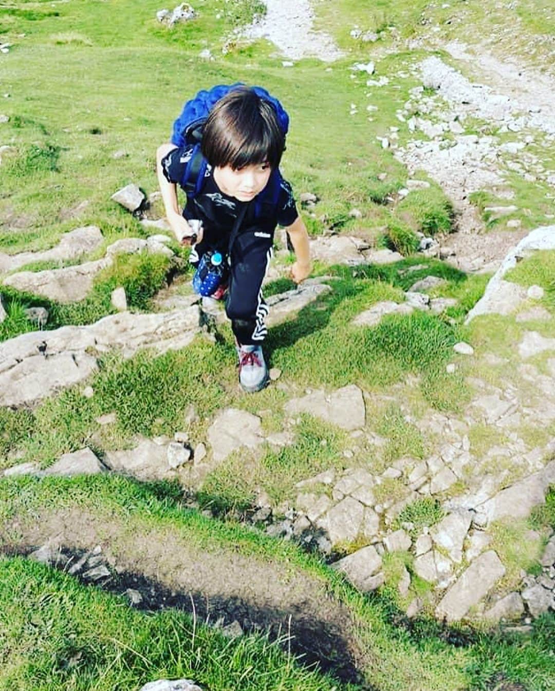 Hyuさんのインスタグラム写真 - (HyuInstagram)「ダディと山登りに行ってきたよ！ 疲れた〜😩 . . . . #山登りデビュー  #山登り　#イギリス生活  #ハーフモデル　#日英ハーフ　#ハーフ男子　#キッズモデル男の子  #山おとこ  #レプロ  #Hyu」8月12日 7時04分 - ___h_y_u___