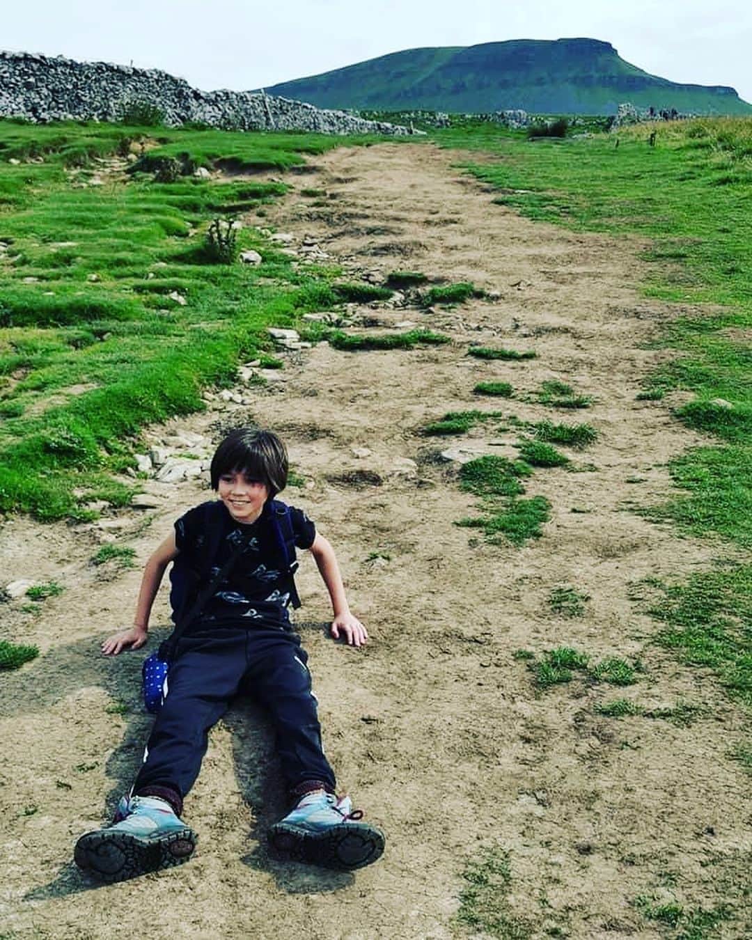 Hyuさんのインスタグラム写真 - (HyuInstagram)「ダディと山登りに行ってきたよ！ 疲れた〜😩 . . . . #山登りデビュー  #山登り　#イギリス生活  #ハーフモデル　#日英ハーフ　#ハーフ男子　#キッズモデル男の子  #山おとこ  #レプロ  #Hyu」8月12日 7時04分 - ___h_y_u___