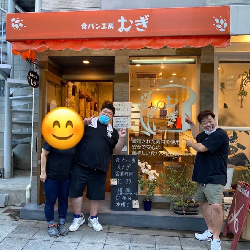 カバのインスタグラム：「本日のでぶ活。 プラス・マイナス岩橋さんが食パン工房むぎに遊びに来てくれましたー！ずーっとお世話になってるお兄さん！嬉しかったー！大人気商品のあん食パンを2本も買ってくれました😊ほんまありがとうございますー！ あぁ、痩せたい！ . . #本日のでぶ活 #でぶ活 #プラス・マイナス岩橋さん #食パン工房むぎ #嫁がパン屋 #ありがとうございます #上本町駅から歩いて10分以内 #難波からタクシーで5分 #皆さんも是非遊びに来て下さい #あぁ、痩せたい」