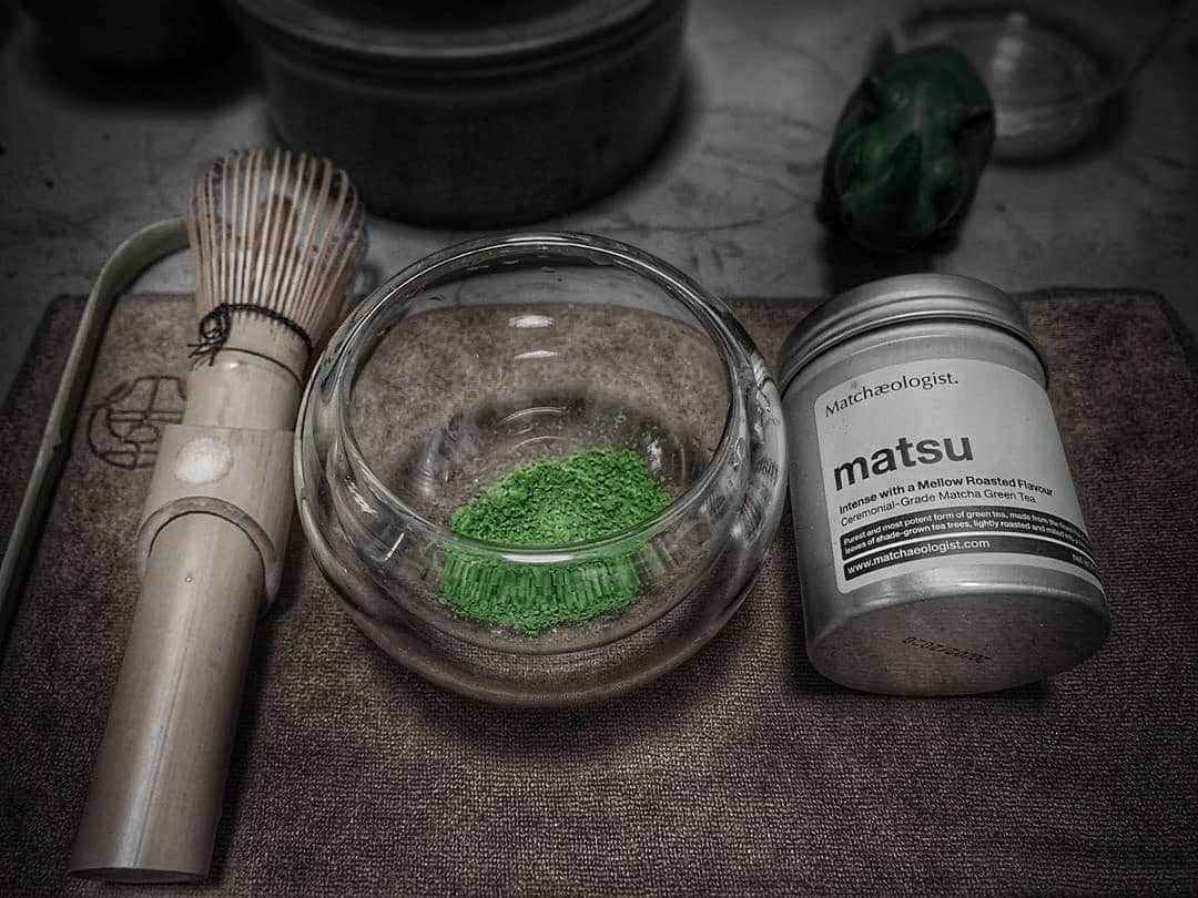 Matchæologist®さんのインスタグラム写真 - (Matchæologist®Instagram)「Wake up with a cup of #Matcha 🍵 and experience the ‘calm-alert’ energy that will keep you going all day long! 🎉 Tag a #MatchaFriend who would love to have this Matcha Brewing Kit to prepare their own #Matcha every morning! 🙋(📷: @zong_tea_cha)  . The Matchaeologist Matcha Brewing Kit combines our signature artisanal grade matcha Matsu™ 🍃 with a carefully selected assortment of handcrafted matcha-ware products curated and designed to balance traditional ceremonial values with contemporary functionality. . 👉Click our bio link @Matchaeologist to learn more about our artisanal matcha. 🍃 . Matchæologist® #Matchaeologist Matchaeologist.com」8月11日 22時06分 - matchaeologist