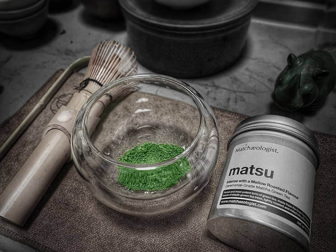 Matchæologist®さんのインスタグラム写真 - (Matchæologist®Instagram)「Wake up with a cup of #Matcha 🍵 and experience the ‘calm-alert’ energy that will keep you going all day long! 🎉 Tag a #MatchaFriend who would love to have this Matcha Brewing Kit to prepare their own #Matcha every morning! 🙋(📷: @zong_tea_cha)  . The Matchaeologist Matcha Brewing Kit combines our signature artisanal grade matcha Matsu™ 🍃 with a carefully selected assortment of handcrafted matcha-ware products curated and designed to balance traditional ceremonial values with contemporary functionality. . 👉Click our bio link @Matchaeologist to learn more about our artisanal matcha. 🍃 . Matchæologist® #Matchaeologist Matchaeologist.com」8月11日 22時06分 - matchaeologist