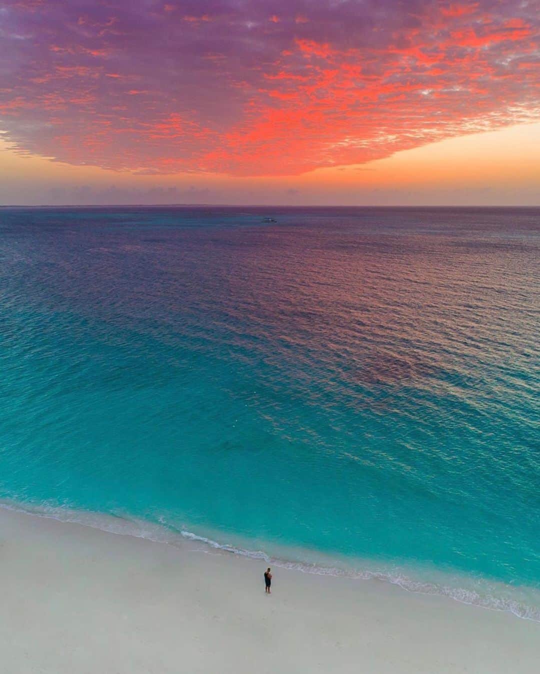 bestvacationsのインスタグラム：「Tag who you’d stand with! Electric sunset in Turks and Caicos 🇹🇨 By @waterproject #BestVacations」