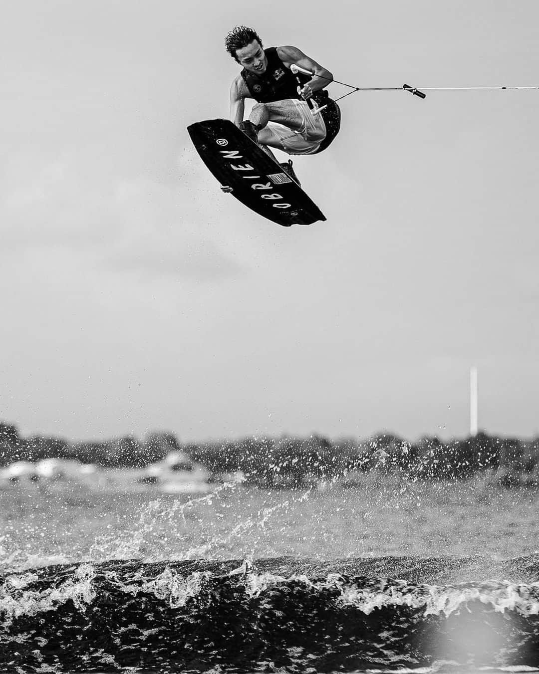 手塚翔太のインスタグラム：「@supra_boats PWT stop #3 is live now! @prowakeboardtour  Go watch and vote for your favorite run link in my bio😎🔥  📷: @alliancewake」