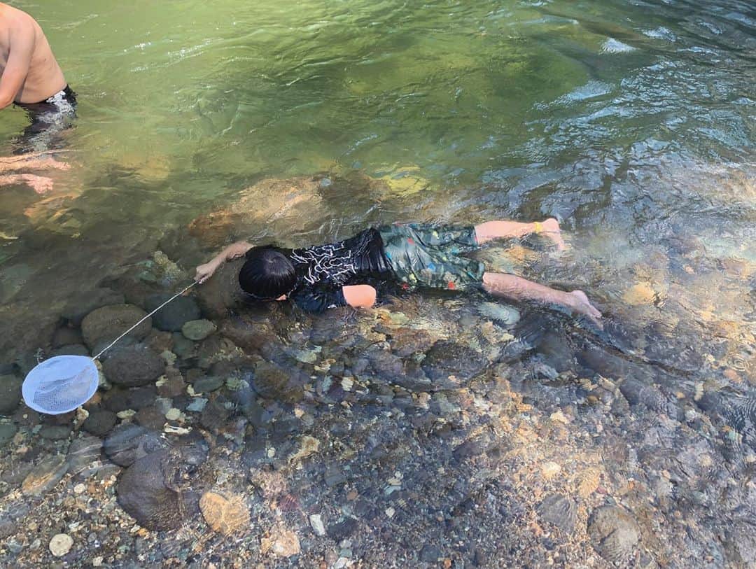 若林翔子さんのインスタグラム写真 - (若林翔子Instagram)「. . 秋保　木の家♡ 一日ほんっと遊んだ遊んだ！！  こどもが外で思いっきり遊んで笑ってるのって、やっぱいいなぁ😊 キャンプとか一緒に行ける今のうちいっぱい行きたい！！と思った1日でした😂  #宮城　#秋保　#木の家 #キャンプ　#川遊び　#魚 #魚とりに夢中 #イカしたメンバーたち #楽しすぎた　#暑すぎた」8月11日 22時22分 - shokowakabayashi1685
