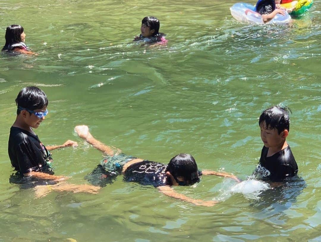 若林翔子さんのインスタグラム写真 - (若林翔子Instagram)「. . 秋保　木の家♡ 一日ほんっと遊んだ遊んだ！！  こどもが外で思いっきり遊んで笑ってるのって、やっぱいいなぁ😊 キャンプとか一緒に行ける今のうちいっぱい行きたい！！と思った1日でした😂  #宮城　#秋保　#木の家 #キャンプ　#川遊び　#魚 #魚とりに夢中 #イカしたメンバーたち #楽しすぎた　#暑すぎた」8月11日 22時22分 - shokowakabayashi1685