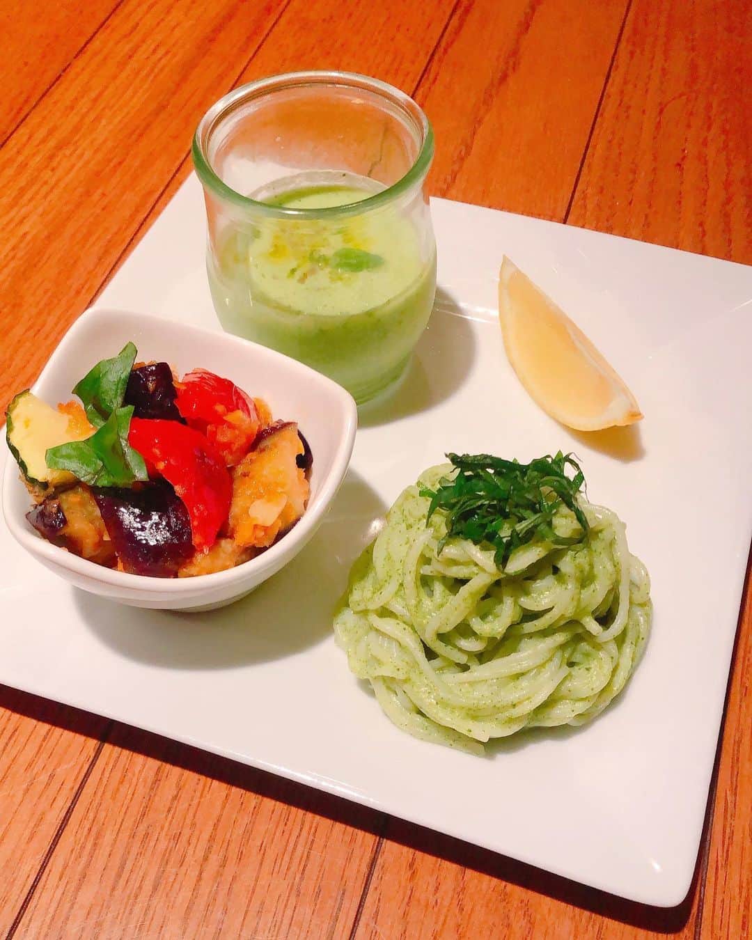 土屋ひかるのインスタグラム：「ミスユニ同期のりょーこちゃん　@ryoch211 が携わっている　@easy_vegan_japan 💓 私は最近カラダがあまりお肉を受け付けなくなって来てしまい、、、 フレキシタリアン気になっていたので、ナイスタイミングで紹介して貰いました🙋‍♀️✨ 作ってみてビックリ😳！ ビーガンって物足りないのでは？と思っていたのですが、そんな事なくてコクがあって美味しすぎました🥑✨ お野菜だけで充分かと思うくらい満足感があります🍆🍅🥒 <今回のメニュー> ✔︎きゅうりとメロンの冷製スープ ✔︎夏野菜のカポナティーナ ✔︎青じそのジェノベーゼ 全部材料が送られてくるし、メニューも入っているので、簡単に作れました✌️✨ エシカルや環境問題、アニマルライツなど色々考えるきっかけになりました！ りょうこちゃんどうもありがとう🙏💓 #vegan #ビーガン #eattherainbow  #ethical #environmentalissues  #animalrights #missuniversejapan2015」