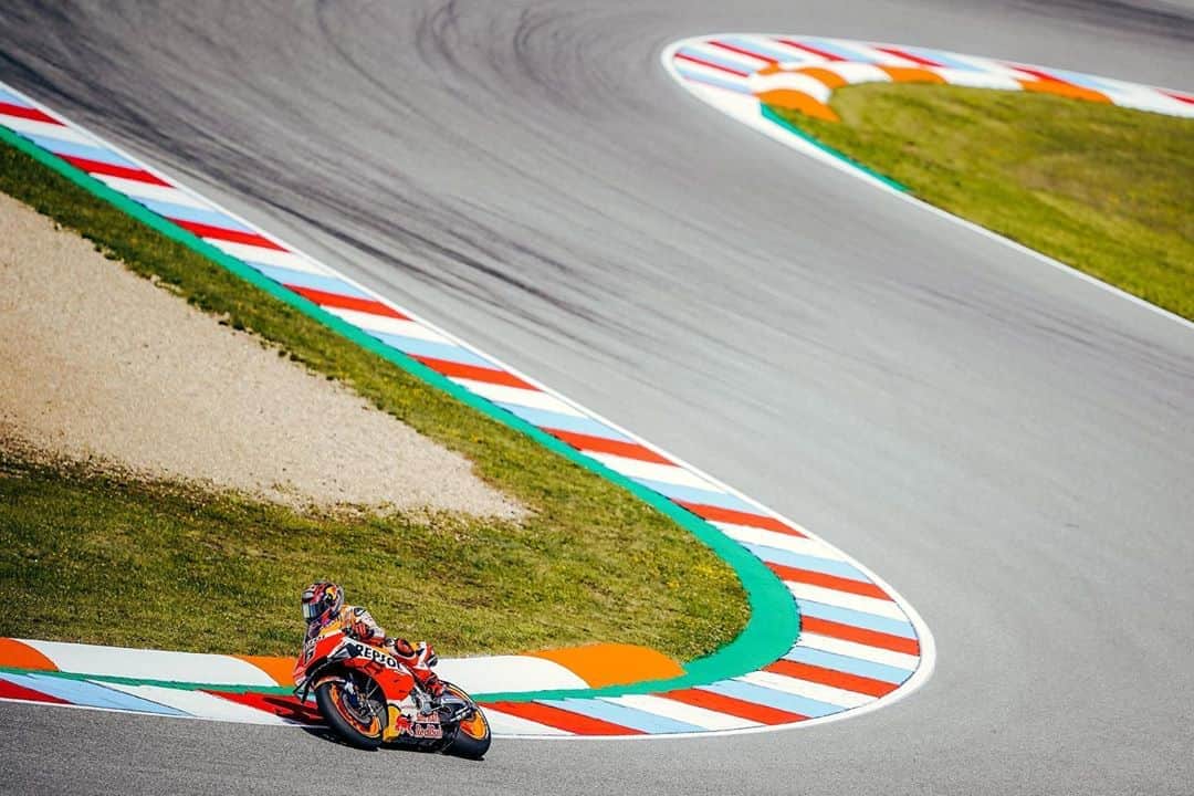 レプソル・ホンダのインスタグラム：「Curves and lines.」