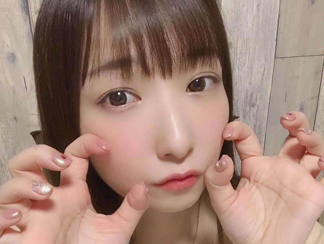 小日向ななせさんのインスタグラム写真 - (小日向ななせInstagram)「友達のやってるサロンでネイルしてもらった💗 超可愛い(｡･･｡) ほぼほぼリクエスト答えてくれる🤍 親指くまさんにしてもろた！🐻 しかも片方は寝てる🐻💗 お揃いにしよう(´,,•ω•,,｀)  #nails #ネイル #隠れ家サロン #代官山ネイル #unefleurbeautylab #新感覚型ネイルサロン  #时装 #自拍 #模特 #粉我 #东京 #偶像 #japanesegirl #japanesemodel #gravure #グラビア #ぐらびあ」8月11日 22時24分 - kohinata_nanase