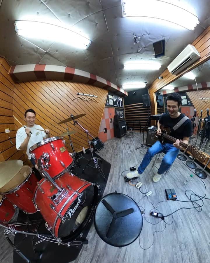 安床武士のインスタグラム：「Music sesh with @takeda_dan 🎸🥁 #gopromax を真ん中に置いてセッション！思うようにできない楽しさ。笑 @goprojp  #session #drums #guitar #goprojp #hobby #ンタターンタターのンを忘れてしまう」