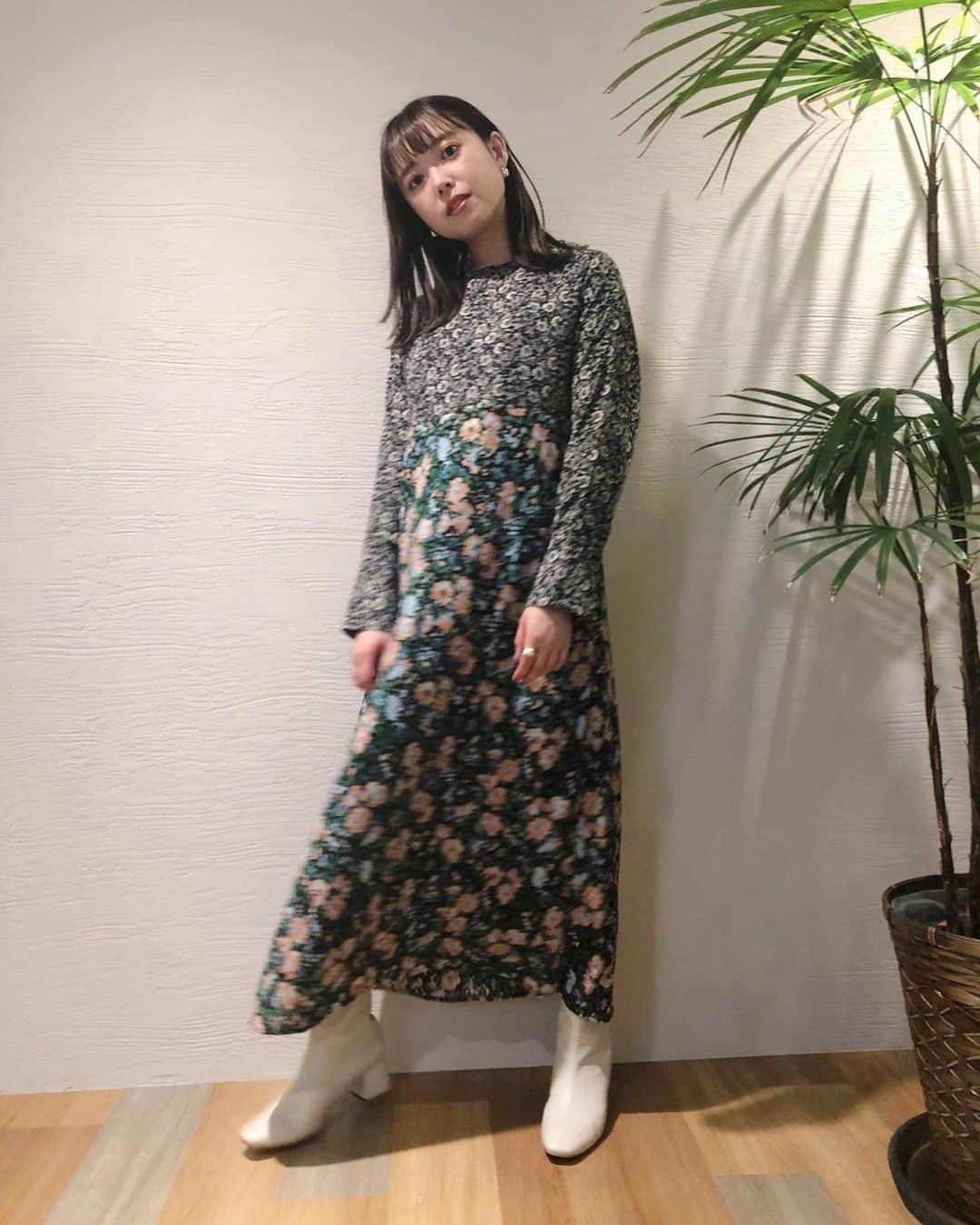 中島早貴さんのインスタグラム写真 - (中島早貴Instagram)「Rakuten LIVE girls talk!!! 2.衣装。 　 今回は#omekashi さんです💜 　 #柄切替ワンピース　 2つのフラワープリントはどちらとも上品な花柄。 広がり過ぎないAラインでスッキリとした印象にしてくれます。 大人になっても遊び心のある服を着たい女性にぴったり😚 　 ブーツもオメカシなんだけど　 こちらはまだ㊙️なのです。　 ひと足お先にはいちゃったよー これわたし買うと思うよー🤫 一緒に情報解禁を楽しみに待ちましょ👍　 　 #Omekashi   #なかじまマネキン」8月11日 22時26分 - saki__nakajima__uf