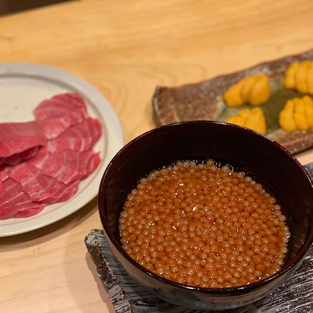 横田真一さんのインスタグラム写真 - (横田真一Instagram)「マグロが好きすぎて、、、 溶けて消える赤身、、、 #乃南 #やま幸　#ミシュラン #すし#東京すし#ミシュラン# #オーガニック#有機米#ヴァンナチュール#ナチュラルワイン#自然派ワイン#ビオワイン#亜硫酸無添加#オレンジワイン#横田真一#南麻布#ルーシーマルゴー#麻布十番#ボンサンテヨコタ#organic#bio#有機野菜#亜硫酸#ゴルフ#ゴルフ女子#レッスン#プロ#グルメ#美味#ゴルフとグルメ Bonne Santé de YOKOTA ボンサンテヨコタ 港区南麻布1-4-18 03-6874-3318」8月11日 22時27分 - yokoshingolf