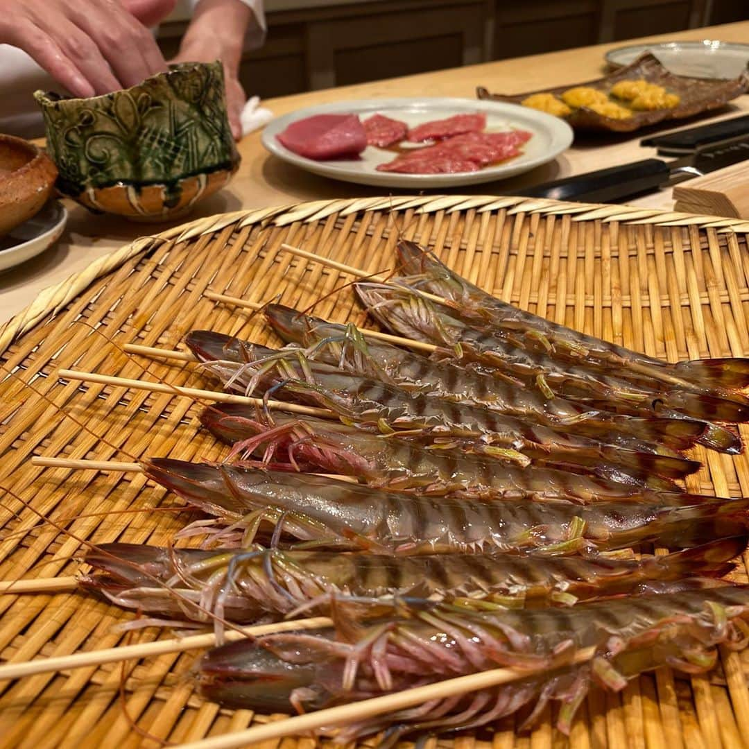 横田真一さんのインスタグラム写真 - (横田真一Instagram)「マグロが好きすぎて、、、 溶けて消える赤身、、、 #乃南 #やま幸　#ミシュラン #すし#東京すし#ミシュラン# #オーガニック#有機米#ヴァンナチュール#ナチュラルワイン#自然派ワイン#ビオワイン#亜硫酸無添加#オレンジワイン#横田真一#南麻布#ルーシーマルゴー#麻布十番#ボンサンテヨコタ#organic#bio#有機野菜#亜硫酸#ゴルフ#ゴルフ女子#レッスン#プロ#グルメ#美味#ゴルフとグルメ Bonne Santé de YOKOTA ボンサンテヨコタ 港区南麻布1-4-18 03-6874-3318」8月11日 22時27分 - yokoshingolf