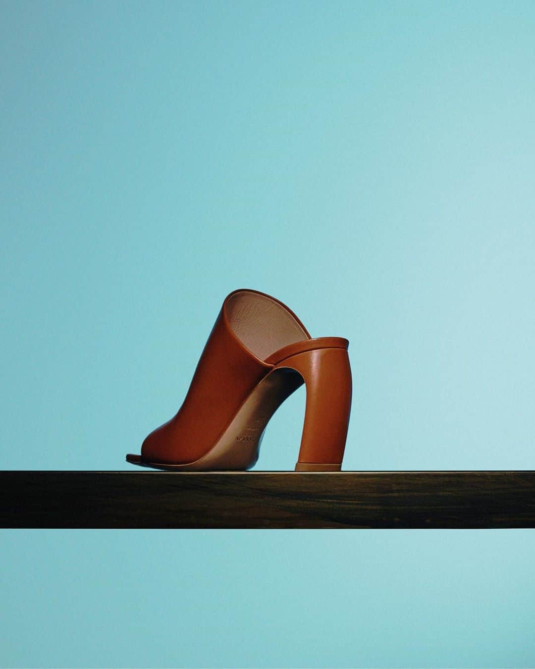 ランバンのインスタグラム：「The J heel leather mules, now available via link in bio and in stores. #LanvinShoes  #Lanvin」