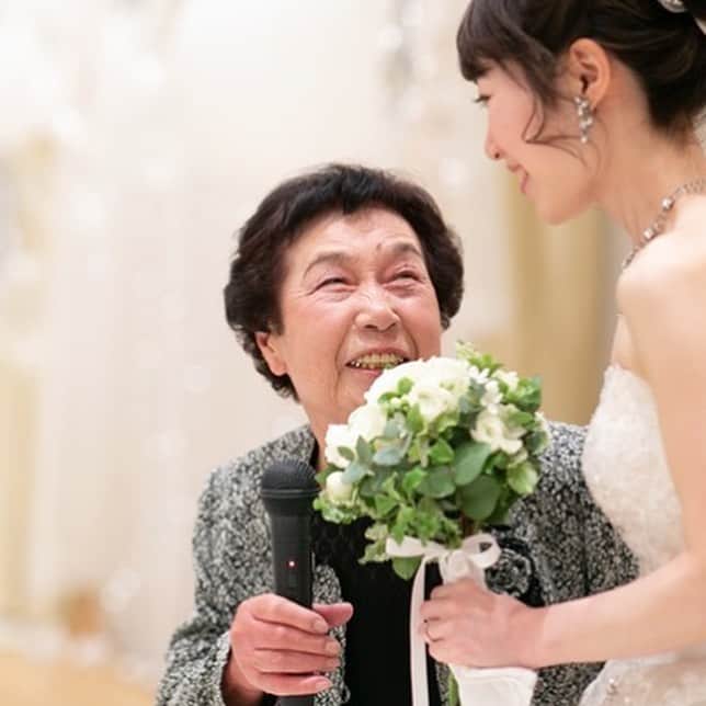 福井結婚式 ヴィラグランディス福井さんのインスタグラム写真 - (福井結婚式 ヴィラグランディス福井Instagram)「【想い】 ・ 小さい頃から いつもそばに居てくれた ずっと大好きなおばあちゃん ・ ・ たくさんの感謝の気持ち 大好きな気持ち ・　 ・ 結婚式だからこそ 伝えられる ・ 伝わる想いがある ・ ・ とても幸せそうな 笑顔が ・ ・ みんなを幸せな気持ちに ・ ・ ・ ・ 大切な人たちへ 想いの届く結婚式を ・ ・ ・ ・ #ヴィラグランディス福井 #結婚式 他の写真も気になる方はプロフィールから公式HPもご覧ください▶︎▶︎▶︎」8月11日 22時37分 - villagrandis_fukui